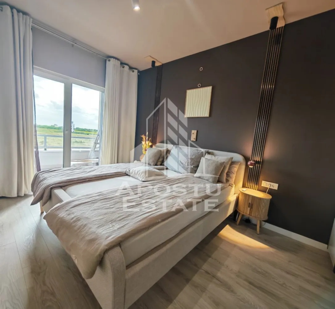 Apartament cu 2 camere de vânzare, Zona Torontalului, Timisoara - Agenţia imobiliara Apostu Estate va propune spre vânzare un apartament nou cu 2 camere ,situat în zona Torontalului,una dintre cele mai căutate zone din Timisoara . Ideal atât pentru locuinţa proprie , cat si pentru investiție 
 Imobilul este amplasat la etajul 1 din 3 cu o suprafață utilă de 52 mp și un balcon deschis de 3 mp 
 Compartimentare :
 -Bucătărie mobilată
 -Living mobilat open space cu bucătăria și ieșire pe balcon 
 -Dormitor matrimonial mobilat cu ieșire pe balcon 
 -Baie cu duș și geam la baie 
 -Balcon

 Apartamentul se vinde complet mobilat , conform pozelor
 
Confortul termic este asigurat de centrala proprie și sistemul de încălzire în pardoseală, care oferă o distribuție uniformă a căldurii și un ambient plăcut pe toată perioada sezonului rece.

 Beneficii suplimentare :
 - Compartimentare funcțională și modernă 
 - Zona liniștită perfectă pentru locuit sau investiţie
 -Geamuri Tripan 
 -Uși cu toc dublu 
 -Loc de parcare înscris în cf 

 Pentru mai multe detalii si programarea unei vizionari , va stam cu drag la dispoziţie .
 
 Agenţia imobiliara Apostu Estate vă oferă consultanta bancara gratuita prin intermediul colaboratorilor noştri pentru alegerea celui mai potrivit tip de credit , astfel încât tu să devii noul proprietar al acestui apartament
 ID INTERN: CP3209729