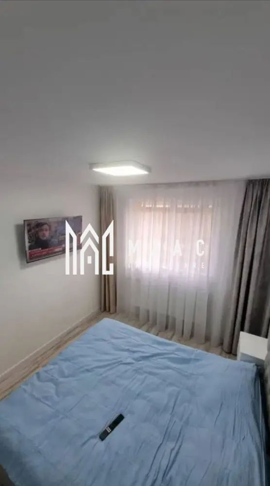 Garsoniera Decebal | Nord |parter| renovata complet - MAAC IMOBILIARE vă propune spre vânzare o garsonieră confort 1, situată în zona Nord, pe strada Decebal din Râmnicu Vâlcea, într-o locație foarte bine poziționată, cu acces facil către principalele puncte de interes ale orașului. Garsoniera este amplasată la parterul unui bloc de apartamente anvelopat, beneficiind de o suprafață utilă de 24 mp. Locuința a fost renovată complet și se vinde mobilată și utilată, fiind pregătită pentru mutare imediată. Imobilul este racordat la sistemul de termoficare, oferind confort termic și costuri echilibrate de întreținere. Un avantaj important al acestei proprietăți este poziționarea excelentă, blocul fiind situat la strada principală, într-o zonă cu vad foarte bun, în apropiere de magazine, școli și licee. Datorită amplasării la parter și a vizibilității foarte bune, garsoniera oferă și posibilitatea de transformare în spațiu comercial, fiind o oportunitate interesantă atât pentru locuință, cât și pentru investiție. Pentru mai multe detalii sau pentru programarea unei vizionări, echipa MAAC IMOBILIARE vă stă la dispoziție. CP2964279 }}