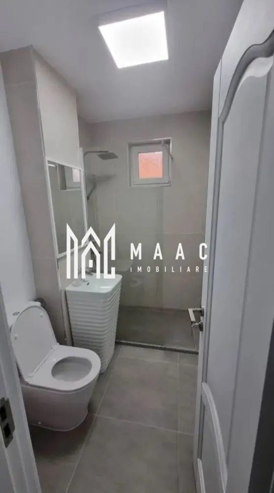 Garsoniera Decebal | Nord |parter| renovata complet - MAAC IMOBILIARE vă propune spre vânzare o garsonieră confort 1, situată în zona Nord, pe strada Decebal din Râmnicu Vâlcea, într-o locație foarte bine poziționată, cu acces facil către principalele puncte de interes ale orașului. Garsoniera este amplasată la parterul unui bloc de apartamente anvelopat, beneficiind de o suprafață utilă de 24 mp. Locuința a fost renovată complet și se vinde mobilată și utilată, fiind pregătită pentru mutare imediată. Imobilul este racordat la sistemul de termoficare, oferind confort termic și costuri echilibrate de întreținere. Un avantaj important al acestei proprietăți este poziționarea excelentă, blocul fiind situat la strada principală, într-o zonă cu vad foarte bun, în apropiere de magazine, școli și licee. Datorită amplasării la parter și a vizibilității foarte bune, garsoniera oferă și posibilitatea de transformare în spațiu comercial, fiind o oportunitate interesantă atât pentru locuință, cât și pentru investiție. Pentru mai multe detalii sau pentru programarea unei vizionări, echipa MAAC IMOBILIARE vă stă la dispoziție. CP2964279 }}