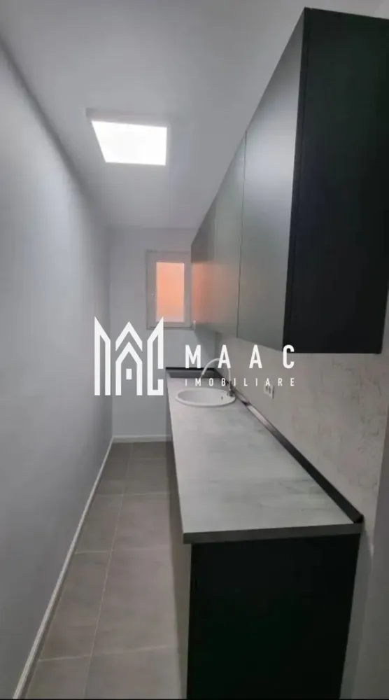 Garsoniera Decebal | Nord |parter| renovata complet - MAAC IMOBILIARE vă propune spre vânzare o garsonieră confort 1, situată în zona Nord, pe strada Decebal din Râmnicu Vâlcea, într-o locație foarte bine poziționată, cu acces facil către principalele puncte de interes ale orașului. Garsoniera este amplasată la parterul unui bloc de apartamente anvelopat, beneficiind de o suprafață utilă de 24 mp. Locuința a fost renovată complet și se vinde mobilată și utilată, fiind pregătită pentru mutare imediată. Imobilul este racordat la sistemul de termoficare, oferind confort termic și costuri echilibrate de întreținere. Un avantaj important al acestei proprietăți este poziționarea excelentă, blocul fiind situat la strada principală, într-o zonă cu vad foarte bun, în apropiere de magazine, școli și licee. Datorită amplasării la parter și a vizibilității foarte bune, garsoniera oferă și posibilitatea de transformare în spațiu comercial, fiind o oportunitate interesantă atât pentru locuință, cât și pentru investiție. Pentru mai multe detalii sau pentru programarea unei vizionări, echipa MAAC IMOBILIARE vă stă la dispoziție. CP2964279 }}