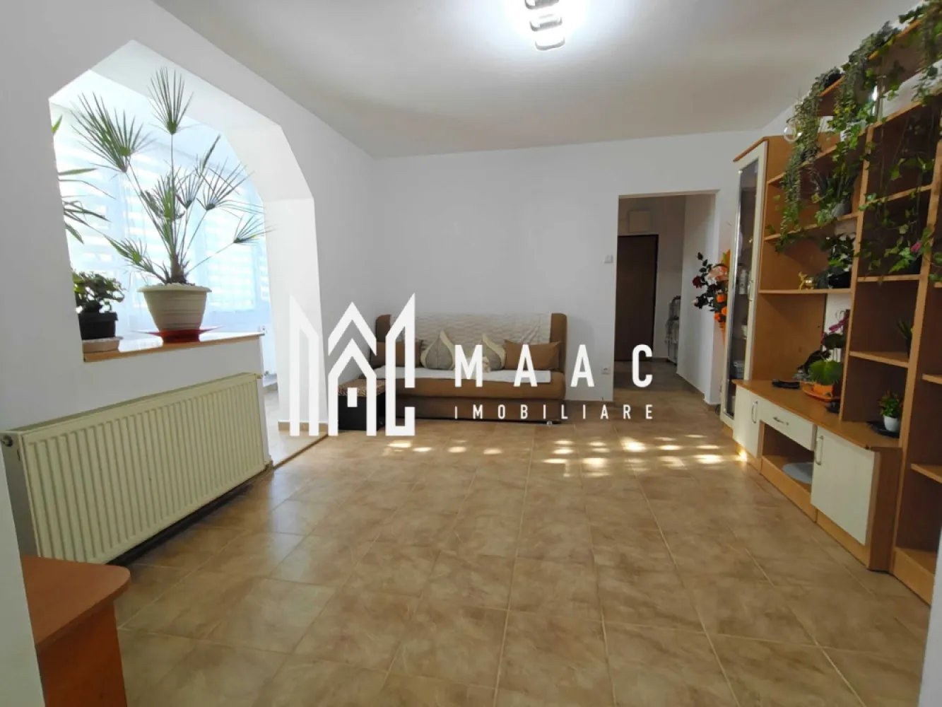 Apartament 2 camere I Parter I Balcon I Hipodrom II - MAAC Imobiliare va ofera spre vanzare apartament 2 Camere cu Balcon – Zonă Hipodrom 2 Vă propun spre vânzare un apartament de 2 camere situat la parter, într-o locație excelentă, ideal pentru rezidență sau investiție. Imobilul oferă un confort termic sporit și o compartimentare practică, fiind gata de mutare. Detalii proprietate Suprafață utilă: 42 mp. Compartimentare: 2 camere, bucătărie separată, baie cu geam, hol, balcon închis. Balcon: Spațios, închis în termopan și dotat cu calorifer (poate fi utilizat ca spațiu de locuit/relaxare pe tot parcursul anului). Orientare: Sud-Vest (luminozitate naturală excelentă pe parcursul zilei). Dotări și Finisaje Încălzire: Centrală termică proprie (costuri reduse la întreținere pe timpul iernii). Izolație: Termică, atât la exterior cât și la interior. Finisaje: Pardoseli cu gresie pe toată suprafața (ușor de întreținut), faianță, geamuri termopan. Stare: Se vinde complet mobilat și utilat, exact cum se vede în fotografii. Pentru mai multe detalii precizati telefonic ca ati vazut anuntul cu ID: CP2962694 }}