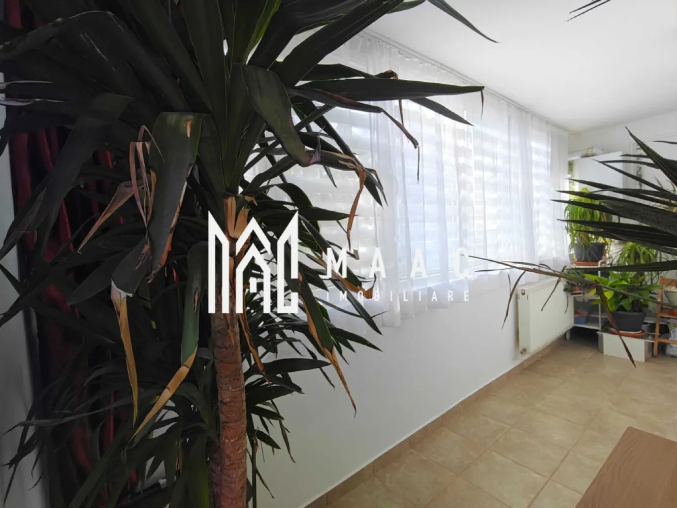 Apartament 2 camere I Parter I Balcon I Hipodrom II - MAAC Imobiliare va ofera spre vanzare apartament 2 Camere cu Balcon – Zonă Hipodrom 2 Vă propun spre vânzare un apartament de 2 camere situat la parter, într-o locație excelentă, ideal pentru rezidență sau investiție. Imobilul oferă un confort termic sporit și o compartimentare practică, fiind gata de mutare. Detalii proprietate Suprafață utilă: 42 mp. Compartimentare: 2 camere, bucătărie separată, baie cu geam, hol, balcon închis. Balcon: Spațios, închis în termopan și dotat cu calorifer (poate fi utilizat ca spațiu de locuit/relaxare pe tot parcursul anului). Orientare: Sud-Vest (luminozitate naturală excelentă pe parcursul zilei). Dotări și Finisaje Încălzire: Centrală termică proprie (costuri reduse la întreținere pe timpul iernii). Izolație: Termică, atât la exterior cât și la interior. Finisaje: Pardoseli cu gresie pe toată suprafața (ușor de întreținut), faianță, geamuri termopan. Stare: Se vinde complet mobilat și utilat, exact cum se vede în fotografii. Pentru mai multe detalii precizati telefonic ca ati vazut anuntul cu ID: CP2962694 }}