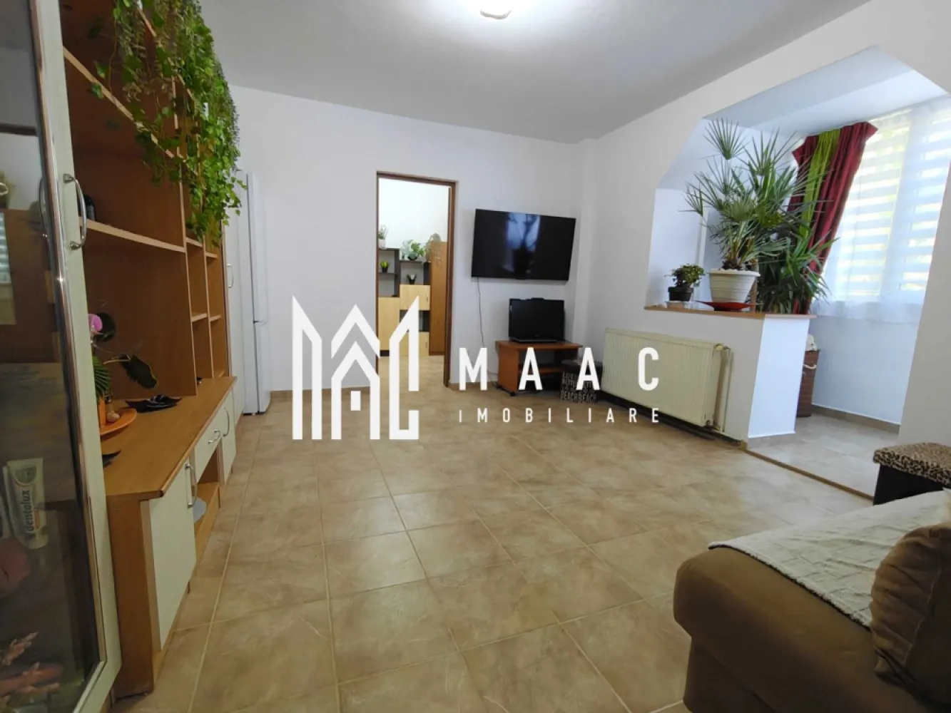 Apartament 2 camere I Parter I Balcon I Hipodrom II - MAAC Imobiliare va ofera spre vanzare apartament 2 Camere cu Balcon – Zonă Hipodrom 2 Vă propun spre vânzare un apartament de 2 camere situat la parter, într-o locație excelentă, ideal pentru rezidență sau investiție. Imobilul oferă un confort termic sporit și o compartimentare practică, fiind gata de mutare. Detalii proprietate Suprafață utilă: 42 mp. Compartimentare: 2 camere, bucătărie separată, baie cu geam, hol, balcon închis. Balcon: Spațios, închis în termopan și dotat cu calorifer (poate fi utilizat ca spațiu de locuit/relaxare pe tot parcursul anului). Orientare: Sud-Vest (luminozitate naturală excelentă pe parcursul zilei). Dotări și Finisaje Încălzire: Centrală termică proprie (costuri reduse la întreținere pe timpul iernii). Izolație: Termică, atât la exterior cât și la interior. Finisaje: Pardoseli cu gresie pe toată suprafața (ușor de întreținut), faianță, geamuri termopan. Stare: Se vinde complet mobilat și utilat, exact cum se vede în fotografii. Pentru mai multe detalii precizati telefonic ca ati vazut anuntul cu ID: CP2962694 }}