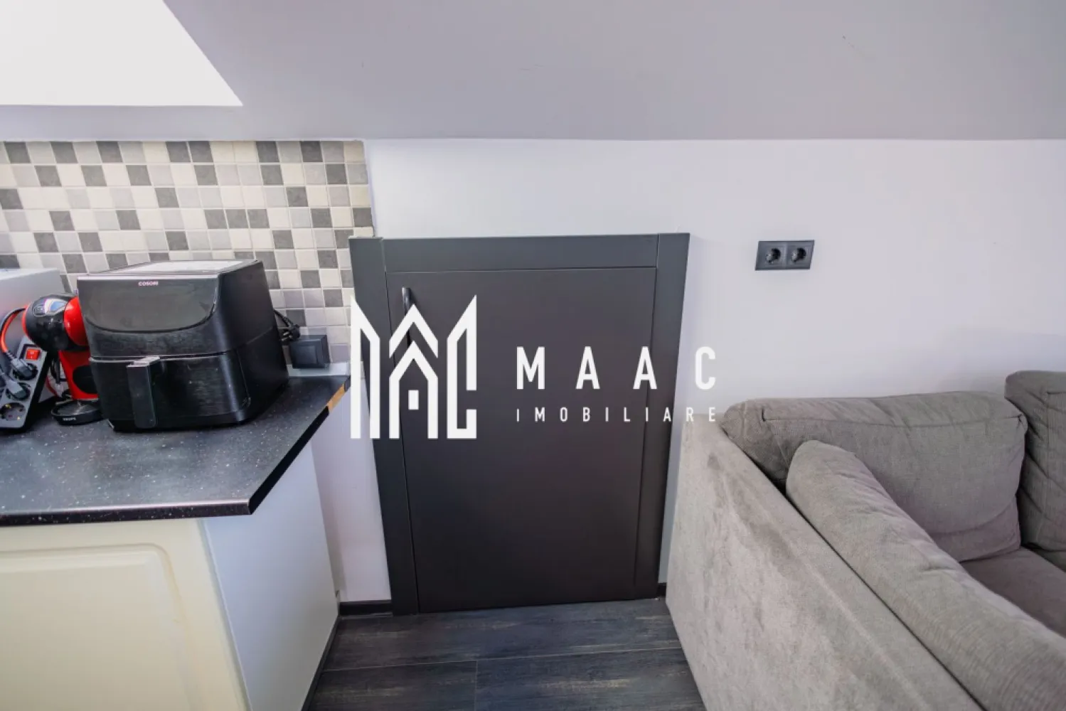 Apartament | 72 MP | 3 Camere | Balcon | Pictor Brana | Oportunitate Investiție - MAAC Imobiliare vă propune spre vânzare un apartament decomandat cu suprafața utilă de 72 mp, conceput pentru a oferi confort, funcționalitate și liniștea de care aveți nevoie într-o locuință modernă.

Proprietatea este bine întreținută și are în prezent chiriași serioși, existând posibilitatea de preluare a acestora sau eliberarea apartamentului, în funcție de preferințele viitorului proprietar.

Apartamentul se remarcă prin orientarea favorabilă spre sud, ceea ce oferă luminozitate naturală pe tot parcursul zilei în toate camerele. 

Balconul generos de 12 mp reprezintă unul dintre principalele avantaje ale proprietății, oferind o priveliște neobturată spre munți, ce poate fi admirată atât din living, cât și din dormitor.

Compartimentarea este decomandată și eficient organizată:
-living spațios cu bucătărie open-space de 26 mp
-dormitor principal de 16 mp
-al doilea dormitor de 14 mp
-baie generoasă de 8 mp
-hol de 8 mp
-balcon de 12 mp cu acces dublu și vedere superbă spre munți

Printre avantajele și dotările apartamentului se regăsesc:
-orientare sudică pentru eficiență energetică și lumină naturală
-priveliște panoramică spre munți
-două spații de depozitare optimizate strategic
-două locuri de parcare incluse în prețul de vânzare
-amplasare retrasă într-un cadru liniștit, departe de traficul intens
-compartimentare practică și spațioasă
-potențial excelent atât pentru locuit, cât și pentru investiție

Datorită suprafeței generoase, poziționării avantajoase și luminozității naturale, acest apartament reprezintă o alegere ideală pentru familii, dar și pentru cei care caută o investiție sigură pe piața imobiliară din Sibiu. Locuința oferă confort, intimitate și o atmosferă relaxantă, într-o zonă liniștită cu acces facil către punctele de interes ale orașului.

Pentru mai multe detalii sau pentru programarea unei vizionări, vă rugăm să ne contactați și să specificați CP2954447.