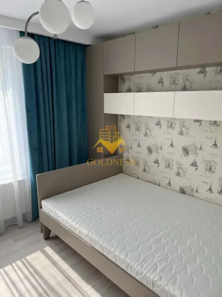 3 Camere Premium, Hasdeu, Semicentral, UMF, Gradina Botanica, Parcare - GOLDNESS Imobiliare vă propune spre închiriere un apartament cu 3 camere complet mobilat și utilat, la etajul 1 într-un imobil de 2 etaje, zona Semicentrala. Apartamentul este compartimentat astfel: - dormitor cu pat matrimonial, spatii de depozitare, dressing - dormitor cu canapea extensibila, spatii de depozitare, birou - living cu bucatarie open-space complet utilată, canapea extensibla, loc de servit masa - baie cu cabina de dus, calorifer port prosop inox și dulap pentru depozitare. - balcon de 4 mp. Imobilul este dotat cu toate cele necesare- centrală proprie, mașină de spălat haine, frigider, plită electrică, hotă, TV, etc. Se află în apropierea stațiilor de transport în comun, magazine, restaurante, spații verzi, farmacii, etc. Dispune de loc de parcare! Dacă sunteți interesați de acest apartament și doriți să îl vizionați, dar și pentru alte oferte sau detalii nu ezitați să ne contactați telefonic sau prin e-mail - goldnessimobiliare@gmail.com. Vă stăm la dispoziție! Pentru intermediere se percepe un comision de 50% din prețul chiriei! }}