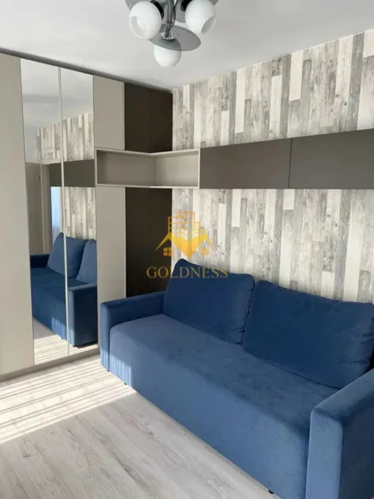 3 Camere Premium, Hasdeu, Semicentral, UMF, Gradina Botanica, Parcare - GOLDNESS Imobiliare vă propune spre închiriere un apartament cu 3 camere complet mobilat și utilat, la etajul 1 într-un imobil de 2 etaje, zona Semicentrala. Apartamentul este compartimentat astfel: - dormitor cu pat matrimonial, spatii de depozitare, dressing - dormitor cu canapea extensibila, spatii de depozitare, birou - living cu bucatarie open-space complet utilată, canapea extensibla, loc de servit masa - baie cu cabina de dus, calorifer port prosop inox și dulap pentru depozitare. - balcon de 4 mp. Imobilul este dotat cu toate cele necesare- centrală proprie, mașină de spălat haine, frigider, plită electrică, hotă, TV, etc. Se află în apropierea stațiilor de transport în comun, magazine, restaurante, spații verzi, farmacii, etc. Dispune de loc de parcare! Dacă sunteți interesați de acest apartament și doriți să îl vizionați, dar și pentru alte oferte sau detalii nu ezitați să ne contactați telefonic sau prin e-mail - goldnessimobiliare@gmail.com. Vă stăm la dispoziție! Pentru intermediere se percepe un comision de 50% din prețul chiriei! }}