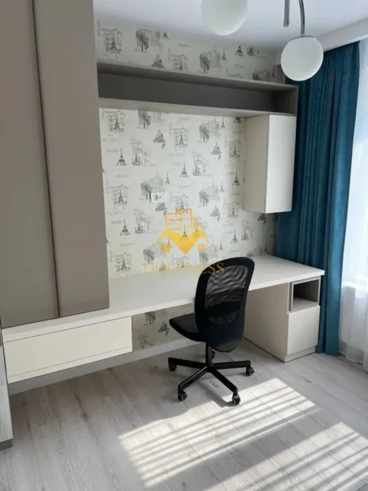 3 Camere Premium, Hasdeu, Semicentral, UMF, Gradina Botanica, Parcare - GOLDNESS Imobiliare vă propune spre închiriere un apartament cu 3 camere complet mobilat și utilat, la etajul 1 într-un imobil de 2 etaje, zona Semicentrala. Apartamentul este compartimentat astfel: - dormitor cu pat matrimonial, spatii de depozitare, dressing - dormitor cu canapea extensibila, spatii de depozitare, birou - living cu bucatarie open-space complet utilată, canapea extensibla, loc de servit masa - baie cu cabina de dus, calorifer port prosop inox și dulap pentru depozitare. - balcon de 4 mp. Imobilul este dotat cu toate cele necesare- centrală proprie, mașină de spălat haine, frigider, plită electrică, hotă, TV, etc. Se află în apropierea stațiilor de transport în comun, magazine, restaurante, spații verzi, farmacii, etc. Dispune de loc de parcare! Dacă sunteți interesați de acest apartament și doriți să îl vizionați, dar și pentru alte oferte sau detalii nu ezitați să ne contactați telefonic sau prin e-mail - goldnessimobiliare@gmail.com. Vă stăm la dispoziție! Pentru intermediere se percepe un comision de 50% din prețul chiriei! }}
