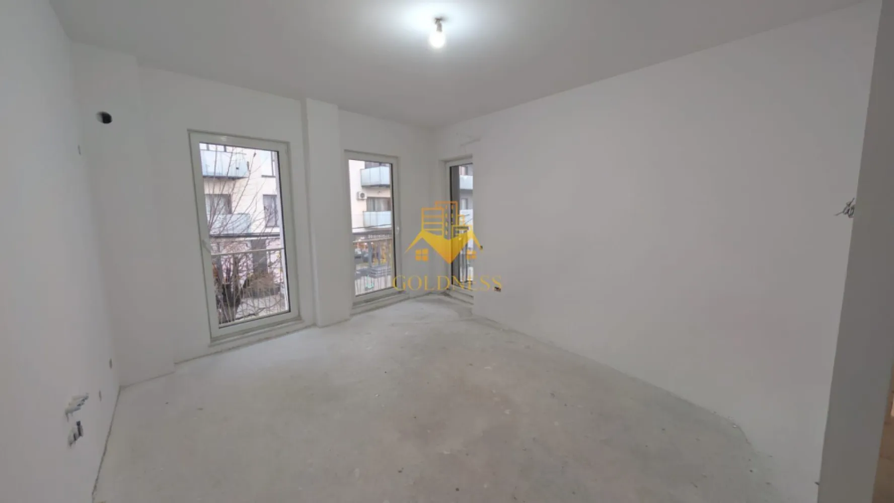 2 camere, Parcare Subterana, Bloc Nou, Central, Pta. Mihai Viteazu - GOLDNESS Imobiliare vă prezintă un apartament exclusivist cu 2 camere, poziționat pe Strada Ploiești — o adresă centrală veritabilă, apreciată pentru accesibilitate și rafinament urban. La câteva minute de mers pe jos se regăsesc repere esențiale ale orașului: * Piața Mihai Viteazul * Piața Avram Iancu * Teatrul Național Lucian Blaga * Catedrala Mitropolitană din Cluj-Napoca Zona oferă acces imediat către instituții culturale, restaurante consacrate, cafenele și principalele artere ale centrului. Imobil finalizat în 2026, cu regim redus de înălțime (P+3), ce oferă discreție și un ambient rezidențial select. La parterul clădirii este integrat un spațiu comercial, adăugând funcționalitate fără a compromite intimitatea. Apartamentul este nou, nelocuit, și se predă finisat, cu materiale contemporane și atenție la detalii. Compartimentare echilibrată: * Un dormitor generos și luminos * Living generos cu bucătărie open-space * Baie * Balcon Dotări: * Încălzire în pardoseală * Lift modern * Parcare subterană cu lift auto Locul de parcare subteran se achiziționează separat, la prețul de 15.000 euro +TVA. !! La prețul afișat se adaugă TVA în cotă de 21%. !! O alegere pentru cei care apreciază locația și standardul actual de confort. Strada Ploiești rămâne una dintre pozițiile centrale autentice — aproape de pulsul orașului, dar suficient de retrasă pentru a oferi liniște. 0% comision pentru cumpărător. Pentru informații suplimentare și programarea unei vizionări private, echipa GOLDNESS Imobiliare vă stă la dispoziție. }}