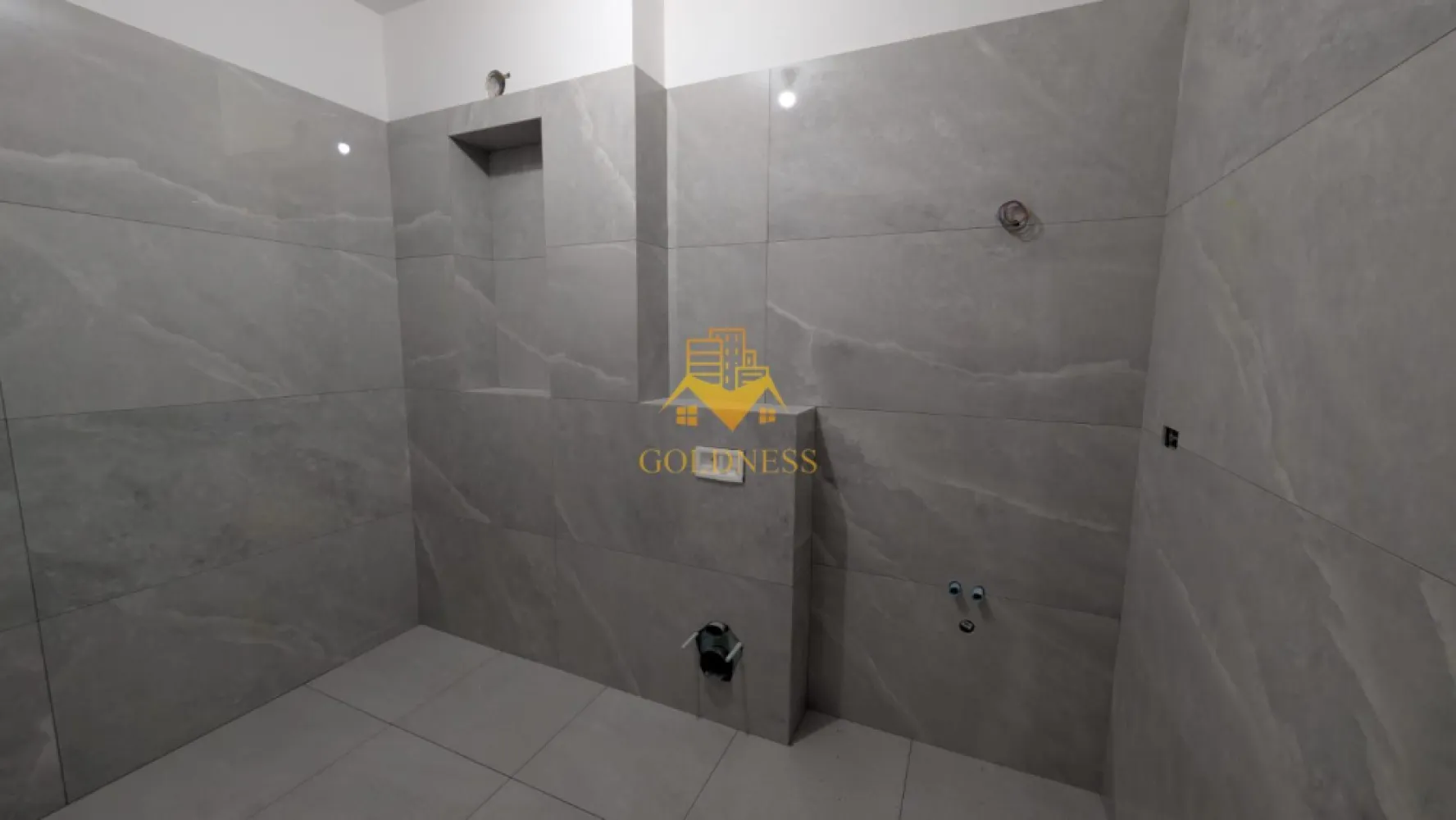 2 camere, Parcare Subterana, Bloc Nou, Central, Pta. Mihai Viteazu - GOLDNESS Imobiliare vă prezintă un apartament exclusivist cu 2 camere, poziționat pe Strada Ploiești — o adresă centrală veritabilă, apreciată pentru accesibilitate și rafinament urban. La câteva minute de mers pe jos se regăsesc repere esențiale ale orașului: * Piața Mihai Viteazul * Piața Avram Iancu * Teatrul Național Lucian Blaga * Catedrala Mitropolitană din Cluj-Napoca Zona oferă acces imediat către instituții culturale, restaurante consacrate, cafenele și principalele artere ale centrului. Imobil finalizat în 2026, cu regim redus de înălțime (P+3), ce oferă discreție și un ambient rezidențial select. La parterul clădirii este integrat un spațiu comercial, adăugând funcționalitate fără a compromite intimitatea. Apartamentul este nou, nelocuit, și se predă finisat, cu materiale contemporane și atenție la detalii. Compartimentare echilibrată: * Un dormitor generos și luminos * Living generos cu bucătărie open-space * Baie * Balcon Dotări: * Încălzire în pardoseală * Lift modern * Parcare subterană cu lift auto Locul de parcare subteran se achiziționează separat, la prețul de 15.000 euro +TVA. !! La prețul afișat se adaugă TVA în cotă de 21%. !! O alegere pentru cei care apreciază locația și standardul actual de confort. Strada Ploiești rămâne una dintre pozițiile centrale autentice — aproape de pulsul orașului, dar suficient de retrasă pentru a oferi liniște. 0% comision pentru cumpărător. Pentru informații suplimentare și programarea unei vizionări private, echipa GOLDNESS Imobiliare vă stă la dispoziție. }}