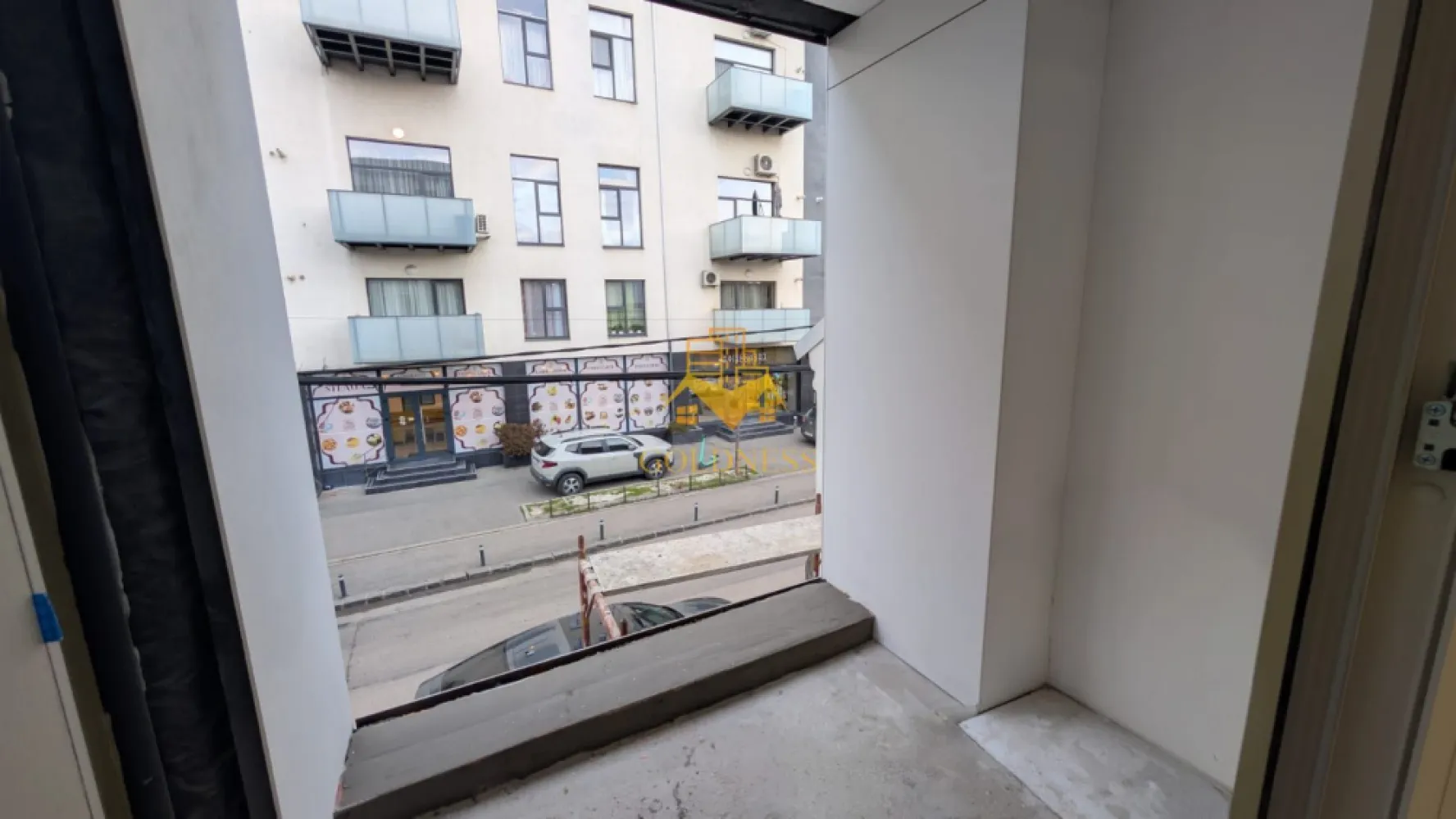 2 camere, Parcare Subterana, Bloc Nou, Central, Pta. Mihai Viteazu - GOLDNESS Imobiliare vă prezintă un apartament exclusivist cu 2 camere, poziționat pe Strada Ploiești — o adresă centrală veritabilă, apreciată pentru accesibilitate și rafinament urban. La câteva minute de mers pe jos se regăsesc repere esențiale ale orașului: * Piața Mihai Viteazul * Piața Avram Iancu * Teatrul Național Lucian Blaga * Catedrala Mitropolitană din Cluj-Napoca Zona oferă acces imediat către instituții culturale, restaurante consacrate, cafenele și principalele artere ale centrului. Imobil finalizat în 2026, cu regim redus de înălțime (P+3), ce oferă discreție și un ambient rezidențial select. La parterul clădirii este integrat un spațiu comercial, adăugând funcționalitate fără a compromite intimitatea. Apartamentul este nou, nelocuit, și se predă finisat, cu materiale contemporane și atenție la detalii. Compartimentare echilibrată: * Un dormitor generos și luminos * Living generos cu bucătărie open-space * Baie * Balcon Dotări: * Încălzire în pardoseală * Lift modern * Parcare subterană cu lift auto Locul de parcare subteran se achiziționează separat, la prețul de 15.000 euro +TVA. !! La prețul afișat se adaugă TVA în cotă de 21%. !! O alegere pentru cei care apreciază locația și standardul actual de confort. Strada Ploiești rămâne una dintre pozițiile centrale autentice — aproape de pulsul orașului, dar suficient de retrasă pentru a oferi liniște. 0% comision pentru cumpărător. Pentru informații suplimentare și programarea unei vizionări private, echipa GOLDNESS Imobiliare vă stă la dispoziție. }}