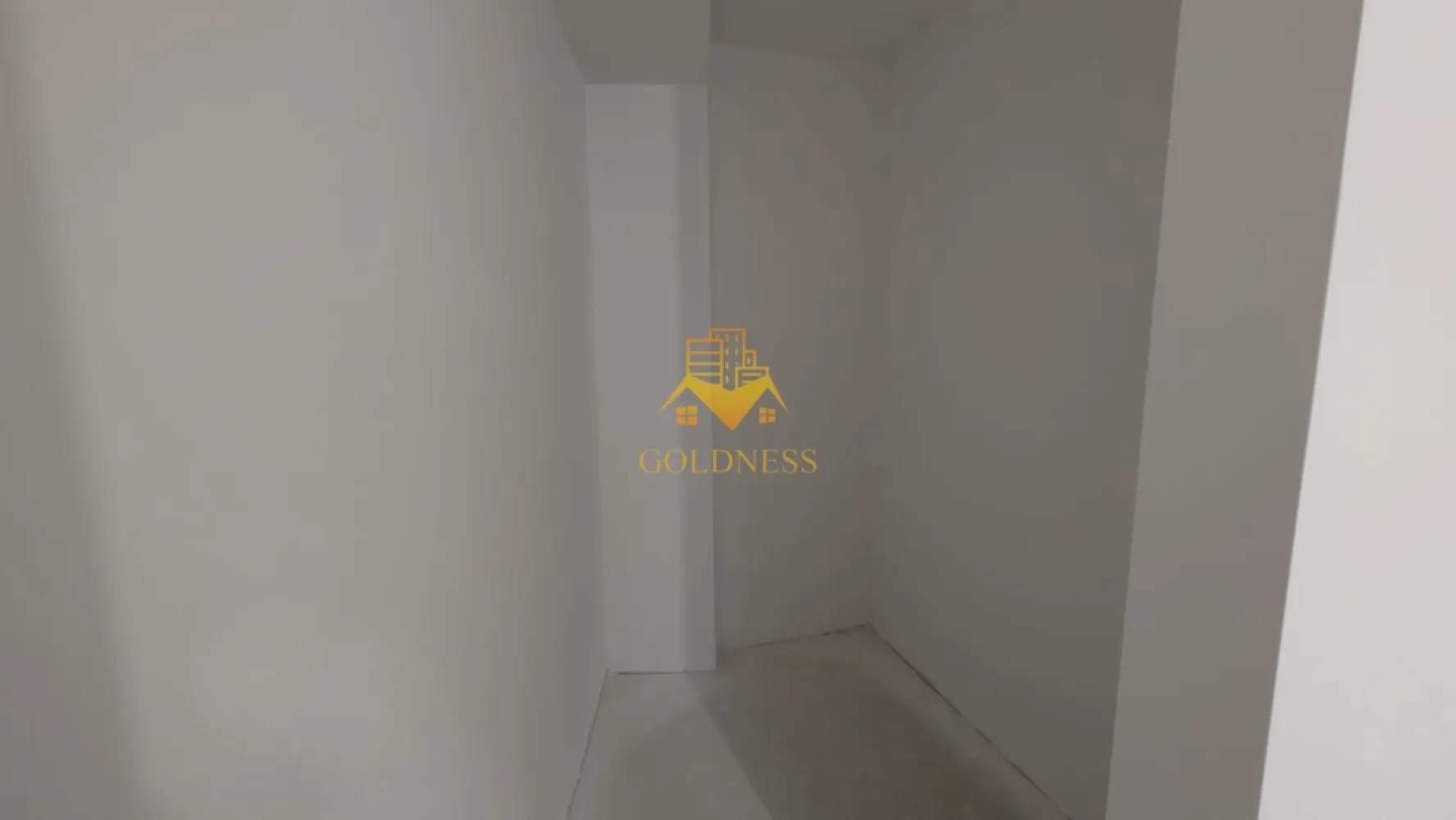 2 camere, Parcare Subterana, Bloc Nou, Central, Pta. Mihai Viteazu - GOLDNESS Imobiliare vă prezintă un apartament exclusivist cu 2 camere, poziționat pe Strada Ploiești — o adresă centrală veritabilă, apreciată pentru accesibilitate și rafinament urban. La câteva minute de mers pe jos se regăsesc repere esențiale ale orașului: * Piața Mihai Viteazul * Piața Avram Iancu * Teatrul Național Lucian Blaga * Catedrala Mitropolitană din Cluj-Napoca Zona oferă acces imediat către instituții culturale, restaurante consacrate, cafenele și principalele artere ale centrului. Imobil finalizat în 2026, cu regim redus de înălțime (P+3), ce oferă discreție și un ambient rezidențial select. La parterul clădirii este integrat un spațiu comercial, adăugând funcționalitate fără a compromite intimitatea. Apartamentul este nou, nelocuit, și se predă finisat, cu materiale contemporane și atenție la detalii. Compartimentare echilibrată: * Un dormitor generos și luminos * Living generos cu bucătărie open-space * Baie * Balcon Dotări: * Încălzire în pardoseală * Lift modern * Parcare subterană cu lift auto Locul de parcare subteran se achiziționează separat, la prețul de 15.000 euro +TVA. !! La prețul afișat se adaugă TVA în cotă de 21%. !! O alegere pentru cei care apreciază locația și standardul actual de confort. Strada Ploiești rămâne una dintre pozițiile centrale autentice — aproape de pulsul orașului, dar suficient de retrasă pentru a oferi liniște. 0% comision pentru cumpărător. Pentru informații suplimentare și programarea unei vizionări private, echipa GOLDNESS Imobiliare vă stă la dispoziție. }}