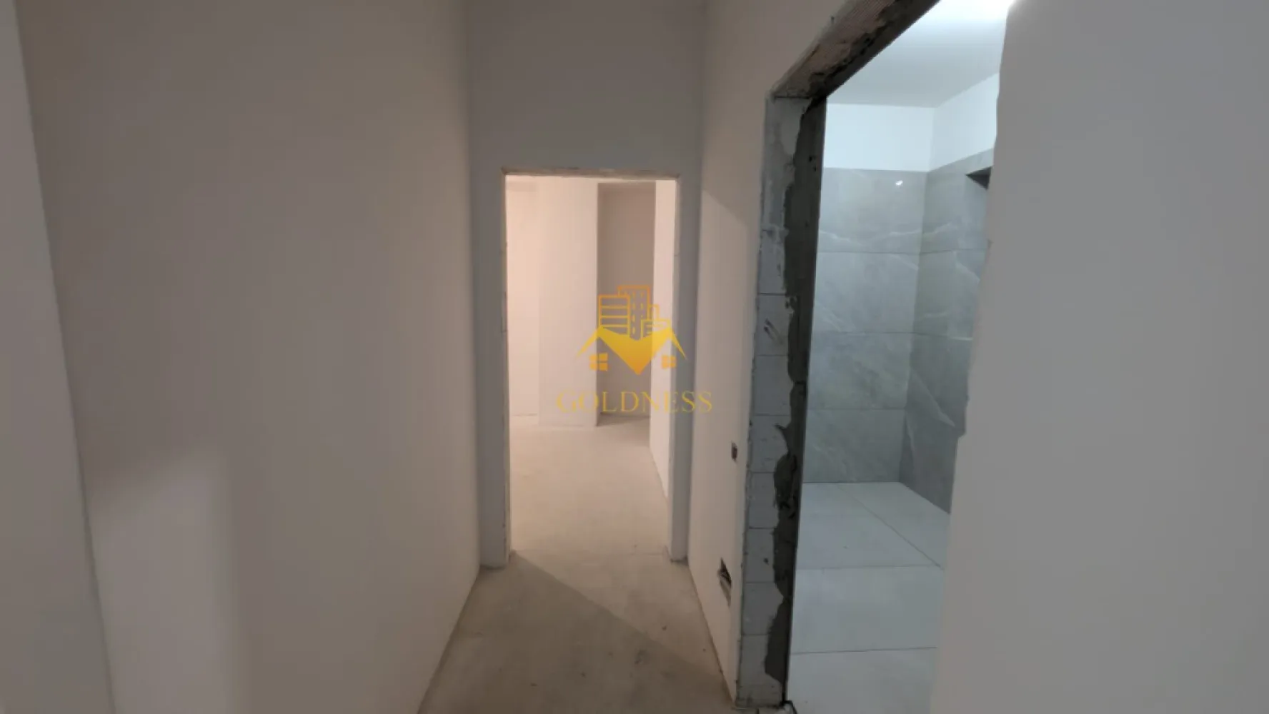 2 camere, Parcare Subterana, Bloc Nou, Central, Pta. Mihai Viteazu - GOLDNESS Imobiliare vă prezintă un apartament exclusivist cu 2 camere, poziționat pe Strada Ploiești — o adresă centrală veritabilă, apreciată pentru accesibilitate și rafinament urban. La câteva minute de mers pe jos se regăsesc repere esențiale ale orașului: * Piața Mihai Viteazul * Piața Avram Iancu * Teatrul Național Lucian Blaga * Catedrala Mitropolitană din Cluj-Napoca Zona oferă acces imediat către instituții culturale, restaurante consacrate, cafenele și principalele artere ale centrului. Imobil finalizat în 2026, cu regim redus de înălțime (P+3), ce oferă discreție și un ambient rezidențial select. La parterul clădirii este integrat un spațiu comercial, adăugând funcționalitate fără a compromite intimitatea. Apartamentul este nou, nelocuit, și se predă finisat, cu materiale contemporane și atenție la detalii. Compartimentare echilibrată: * Un dormitor generos și luminos * Living generos cu bucătărie open-space * Baie * Balcon Dotări: * Încălzire în pardoseală * Lift modern * Parcare subterană cu lift auto Locul de parcare subteran se achiziționează separat, la prețul de 15.000 euro +TVA. !! La prețul afișat se adaugă TVA în cotă de 21%. !! O alegere pentru cei care apreciază locația și standardul actual de confort. Strada Ploiești rămâne una dintre pozițiile centrale autentice — aproape de pulsul orașului, dar suficient de retrasă pentru a oferi liniște. 0% comision pentru cumpărător. Pentru informații suplimentare și programarea unei vizionări private, echipa GOLDNESS Imobiliare vă stă la dispoziție. }}
