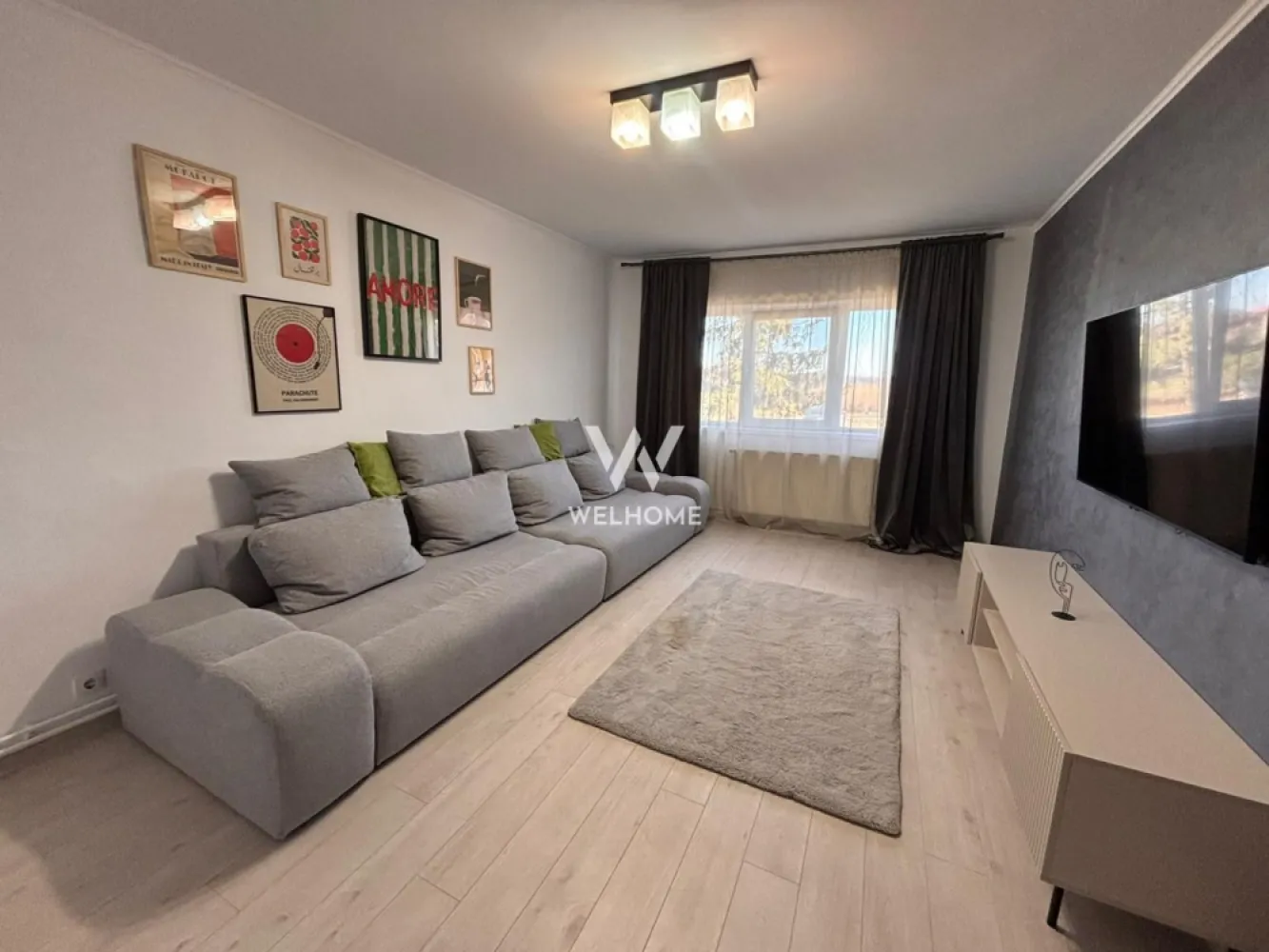 Apartament 2 camere decomandat cu pivniță - Se oferă spre vânzare apartament cu 2 camere, decomandat, situat la parterul unui bloc cu 4 etaje + mansardă. Apartamentul are o suprafață de 53 mp și este compartimentat eficient: hol, bucătărie, living, dormitor și baie. În plus, proprietatea include o pivniță generoasă de aproximativ 10 mp, ideală pentru depozitare. Apartamentul se preda exact ca in poze, mobiliat si utilat. Televizorul, frigiderul si centrala sunt noi. Blocul este bine organizat, având doar 3 apartamente pe etaj și 2 apartamente la parter, oferind astfel mai multă liniște și intimitate. Preț: 108.000 €, ușor negociabil 07 56 094 405 - Pentru mai multe detalii sau programarea unei vizionări, nu ezitați să mă contactați. }}