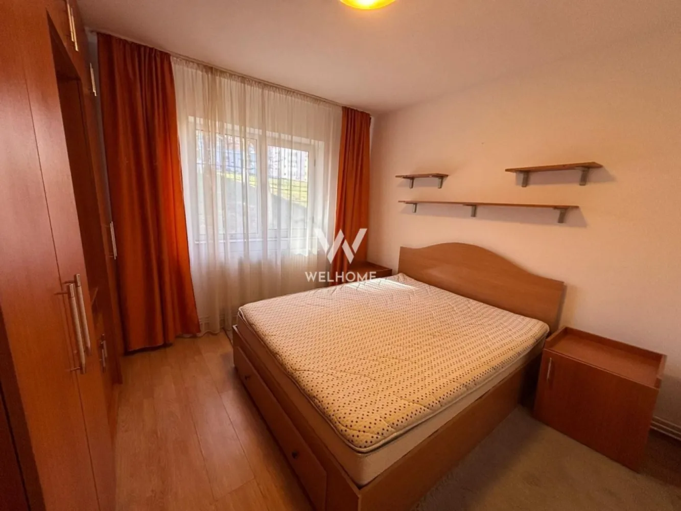 Apartament 2 camere decomandat cu pivniță - Se oferă spre vânzare apartament cu 2 camere, decomandat, situat la parterul unui bloc cu 4 etaje + mansardă. Apartamentul are o suprafață de 53 mp și este compartimentat eficient: hol, bucătărie, living, dormitor și baie. În plus, proprietatea include o pivniță generoasă de aproximativ 10 mp, ideală pentru depozitare. Apartamentul se preda exact ca in poze, mobiliat si utilat. Televizorul, frigiderul si centrala sunt noi. Blocul este bine organizat, având doar 3 apartamente pe etaj și 2 apartamente la parter, oferind astfel mai multă liniște și intimitate. Preț: 108.000 €, ușor negociabil 07 56 094 405 - Pentru mai multe detalii sau programarea unei vizionări, nu ezitați să mă contactați. }}