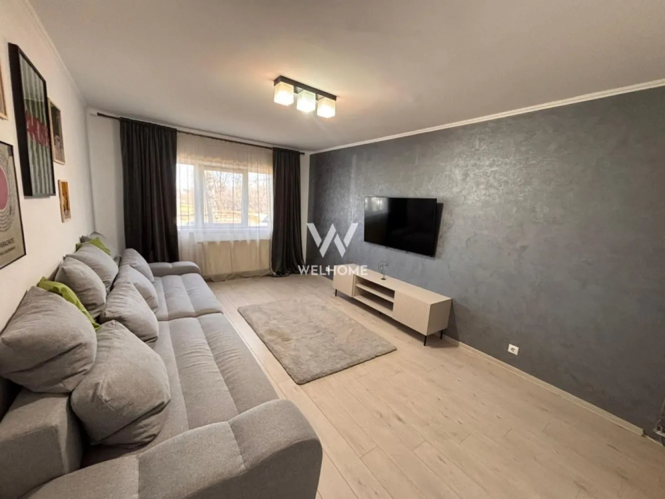 Apartament 2 camere decomandat cu pivniță - Se oferă spre vânzare apartament cu 2 camere, decomandat, situat la parterul unui bloc cu 4 etaje + mansardă. Apartamentul are o suprafață de 53 mp și este compartimentat eficient: hol, bucătărie, living, dormitor și baie. În plus, proprietatea include o pivniță generoasă de aproximativ 10 mp, ideală pentru depozitare. Apartamentul se preda exact ca in poze, mobiliat si utilat. Televizorul, frigiderul si centrala sunt noi. Blocul este bine organizat, având doar 3 apartamente pe etaj și 2 apartamente la parter, oferind astfel mai multă liniște și intimitate. Preț: 108.000 €, ușor negociabil 07 56 094 405 - Pentru mai multe detalii sau programarea unei vizionări, nu ezitați să mă contactați. }}