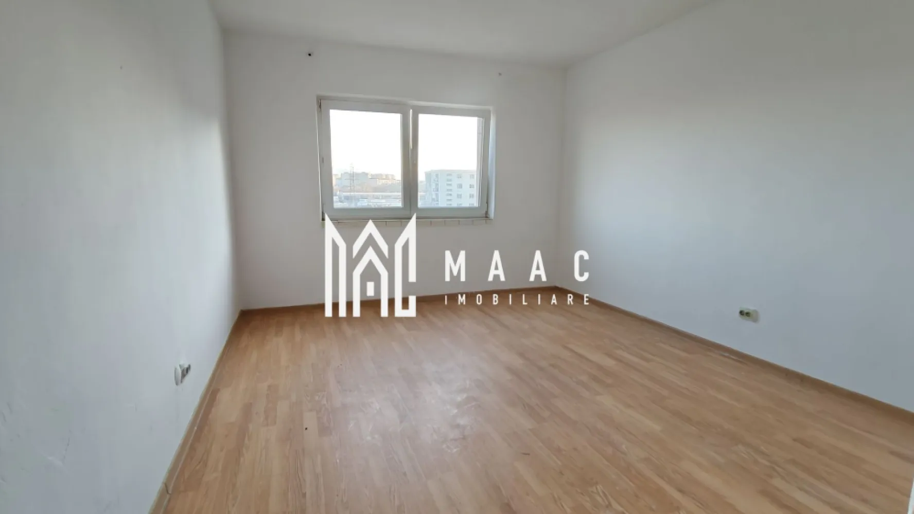 Garsonieră 26 mp I Investiție I Etaj 3 I Pivniță I Lazaret - MAAC Imobiliare oferă spre vânzare o garsonieră situată în cartierul Lazaret, amplasată la etajul 3 al unui imobil, potrivită atât pentru locuire, cât și pentru investiție. Proprietatea are o suprafață de 26 mp și este compartimentată simplu și funcțional. Compartimentare: -Bucătărie -Cameră de zi -Baie -Garsoniera beneficiază de pivniță de 6 mp, inclusă în preț, oferind spațiu suplimentar de depozitare. Utilități și dotări: -Încălzire cu radiator electric -Apă caldă asigurată prin boiler electric Stare și disponibilitate: -Liberă de sarcini -Disponibilă pentru vânzare și predare imediată -Necesită renovare, oferind posibilitatea amenajării după preferințele viitorului proprietar Pentru mai multe detalii sau pentru programarea unei vizionări, vă rugăm să menționați telefonic că ați văzut anunțul cu numărul de CP: CP2890305 }}