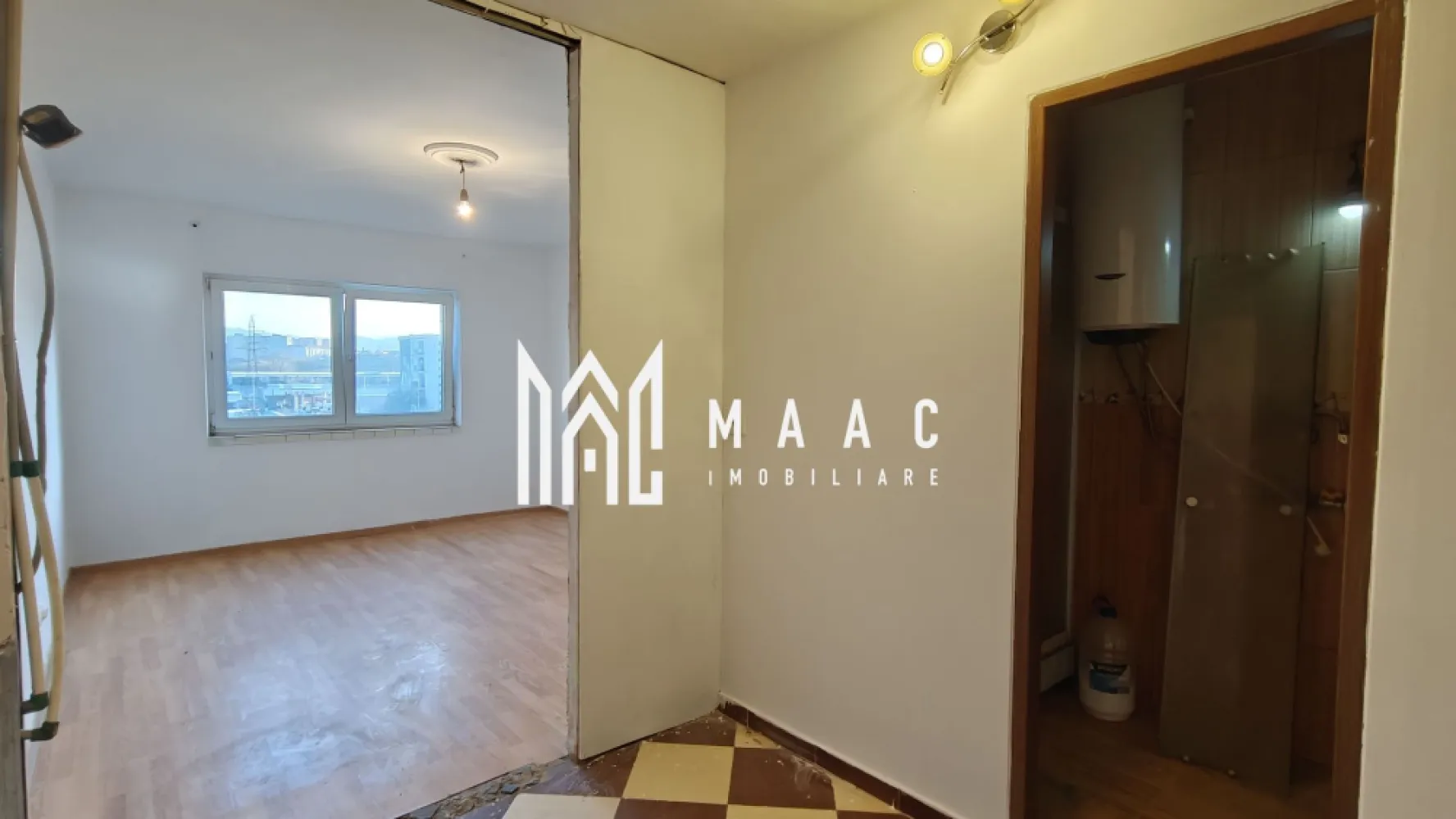Garsonieră 26 mp I Investiție I Etaj 3 I Pivniță I Lazaret - MAAC Imobiliare oferă spre vânzare o garsonieră situată în cartierul Lazaret, amplasată la etajul 3 al unui imobil, potrivită atât pentru locuire, cât și pentru investiție. Proprietatea are o suprafață de 26 mp și este compartimentată simplu și funcțional. Compartimentare: -Bucătărie -Cameră de zi -Baie -Garsoniera beneficiază de pivniță de 6 mp, inclusă în preț, oferind spațiu suplimentar de depozitare. Utilități și dotări: -Încălzire cu radiator electric -Apă caldă asigurată prin boiler electric Stare și disponibilitate: -Liberă de sarcini -Disponibilă pentru vânzare și predare imediată -Necesită renovare, oferind posibilitatea amenajării după preferințele viitorului proprietar Pentru mai multe detalii sau pentru programarea unei vizionări, vă rugăm să menționați telefonic că ați văzut anunțul cu numărul de CP: CP2890305 }}