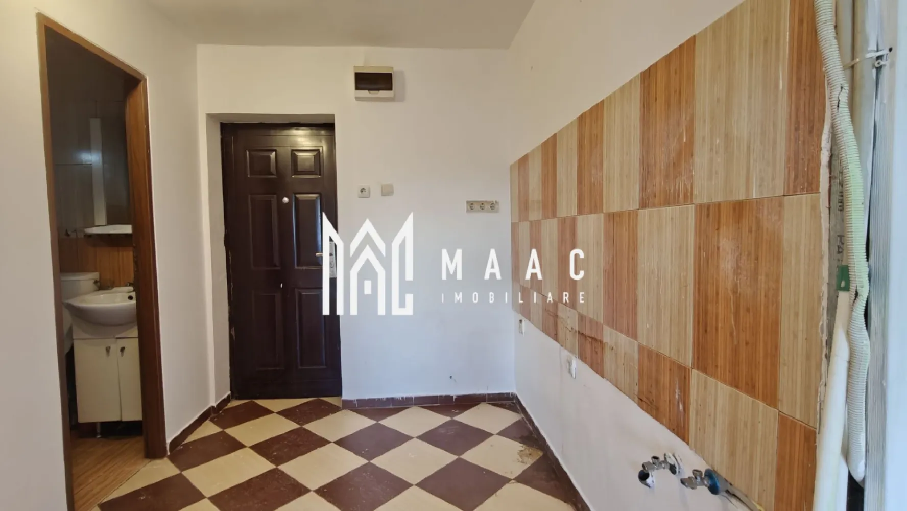 Garsonieră 26 mp I Investiție I Etaj 3 I Pivniță I Lazaret - MAAC Imobiliare oferă spre vânzare o garsonieră situată în cartierul Lazaret, amplasată la etajul 3 al unui imobil, potrivită atât pentru locuire, cât și pentru investiție. Proprietatea are o suprafață de 26 mp și este compartimentată simplu și funcțional. Compartimentare: -Bucătărie -Cameră de zi -Baie -Garsoniera beneficiază de pivniță de 6 mp, inclusă în preț, oferind spațiu suplimentar de depozitare. Utilități și dotări: -Încălzire cu radiator electric -Apă caldă asigurată prin boiler electric Stare și disponibilitate: -Liberă de sarcini -Disponibilă pentru vânzare și predare imediată -Necesită renovare, oferind posibilitatea amenajării după preferințele viitorului proprietar Pentru mai multe detalii sau pentru programarea unei vizionări, vă rugăm să menționați telefonic că ați văzut anunțul cu numărul de CP: CP2890305 }}