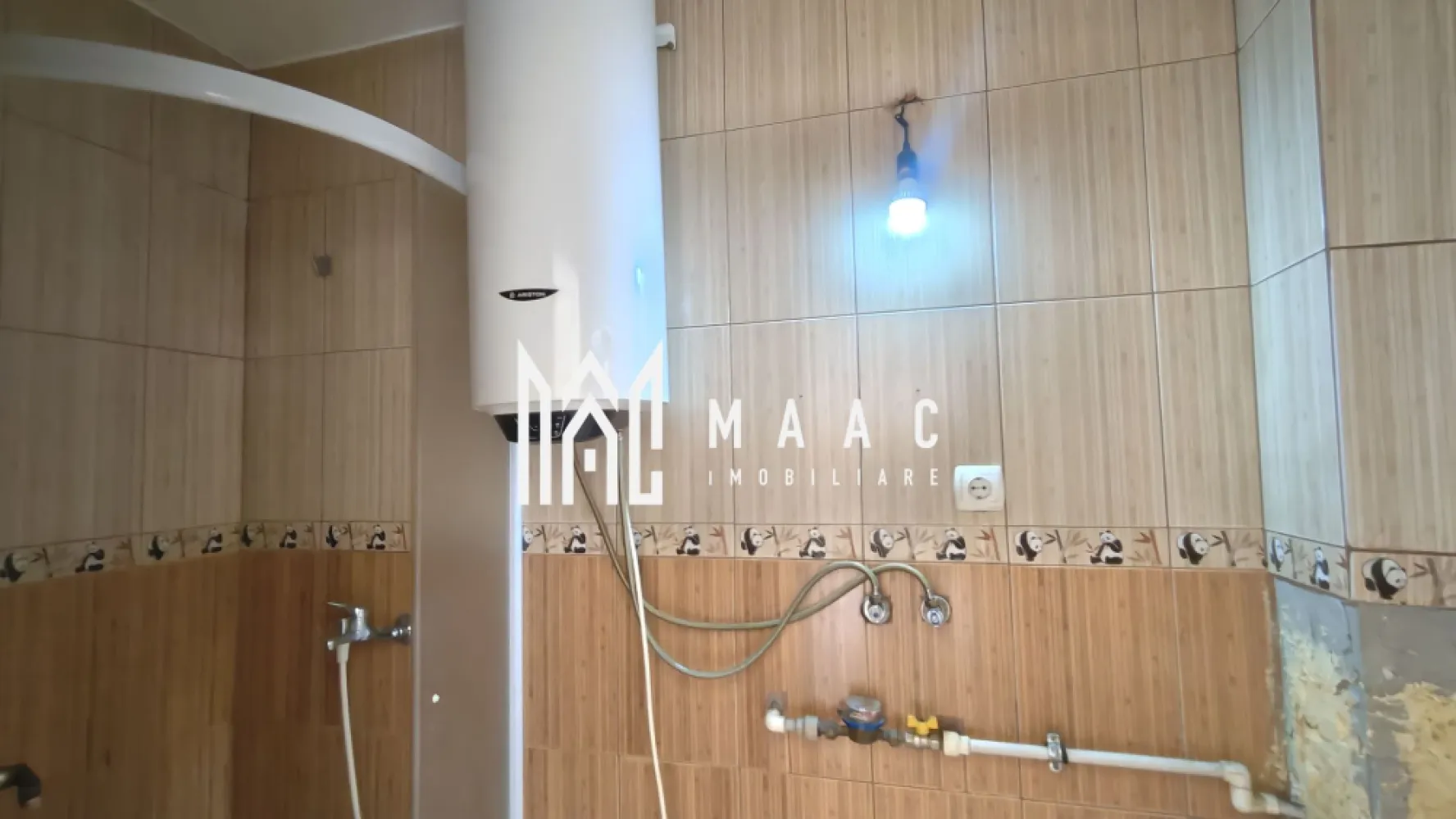 Garsonieră 26 mp I Investiție I Etaj 3 I Pivniță I Lazaret - MAAC Imobiliare oferă spre vânzare o garsonieră situată în cartierul Lazaret, amplasată la etajul 3 al unui imobil, potrivită atât pentru locuire, cât și pentru investiție. Proprietatea are o suprafață de 26 mp și este compartimentată simplu și funcțional. Compartimentare: -Bucătărie -Cameră de zi -Baie -Garsoniera beneficiază de pivniță de 6 mp, inclusă în preț, oferind spațiu suplimentar de depozitare. Utilități și dotări: -Încălzire cu radiator electric -Apă caldă asigurată prin boiler electric Stare și disponibilitate: -Liberă de sarcini -Disponibilă pentru vânzare și predare imediată -Necesită renovare, oferind posibilitatea amenajării după preferințele viitorului proprietar Pentru mai multe detalii sau pentru programarea unei vizionări, vă rugăm să menționați telefonic că ați văzut anunțul cu numărul de CP: CP2890305 }}