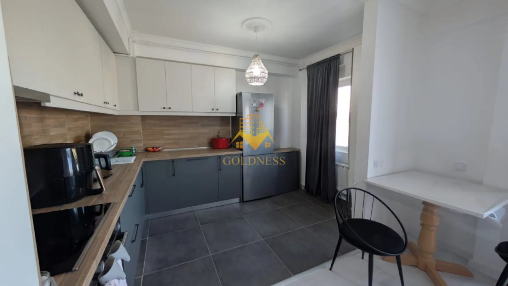 2 camere semidecomandate, Florești, Parcare, LIDL, 62 mp - GOLDNESS Imobiliare vă propune spre vânzare un apartament cu 2 camere semidecomandate, complet mobilat și utilat, situat la etajul 5 din 5 al unui imobil din Florești. Apartamentul dispune de loc de parcare, disponibil la prețul de 5000 euro. Locuința se află în apropierea stațiilor de transport în comun, magazinelor, restaurantelor, spațiilor verzi și farmaciilor. Compartimentarea este următoarea: - dormitor cu pat matrimonial, dulap și noptiere -living cu bucătărie open space complet mobilată și utilată, loc de servit masa, TV și aer condiționat -baie cu duș walk-in, calorifer port prosop și spațiu pentru depozitare -balcon de aproximativ 10 mp Imobilul este dotat cu toate utilitățile necesare: centrală termică proprie, frigider, aragaz, hotă, mașină de spălat haine, aer condiționat, TV etc. Pentru mai multe detalii sau pentru programarea unei vizionări, vă stăm la dispoziție telefonic sau prin e-mail. Pentru intermediere se percepe un comision de 2% din prețul de vânzare.! }}