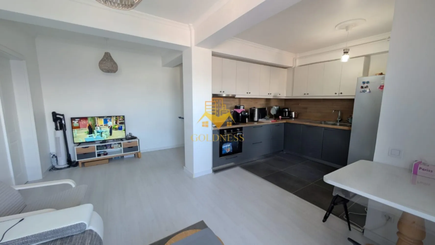 2 camere semidecomandate, Florești, Parcare, LIDL, 62 mp - GOLDNESS Imobiliare vă propune spre vânzare un apartament cu 2 camere semidecomandate, complet mobilat și utilat, situat la etajul 5 din 5 al unui imobil din Florești. Apartamentul dispune de loc de parcare, disponibil la prețul de 5000 euro. Locuința se află în apropierea stațiilor de transport în comun, magazinelor, restaurantelor, spațiilor verzi și farmaciilor. Compartimentarea este următoarea: - dormitor cu pat matrimonial, dulap și noptiere -living cu bucătărie open space complet mobilată și utilată, loc de servit masa, TV și aer condiționat -baie cu duș walk-in, calorifer port prosop și spațiu pentru depozitare -balcon de aproximativ 10 mp Imobilul este dotat cu toate utilitățile necesare: centrală termică proprie, frigider, aragaz, hotă, mașină de spălat haine, aer condiționat, TV etc. Pentru mai multe detalii sau pentru programarea unei vizionări, vă stăm la dispoziție telefonic sau prin e-mail. Pentru intermediere se percepe un comision de 2% din prețul de vânzare.! }}