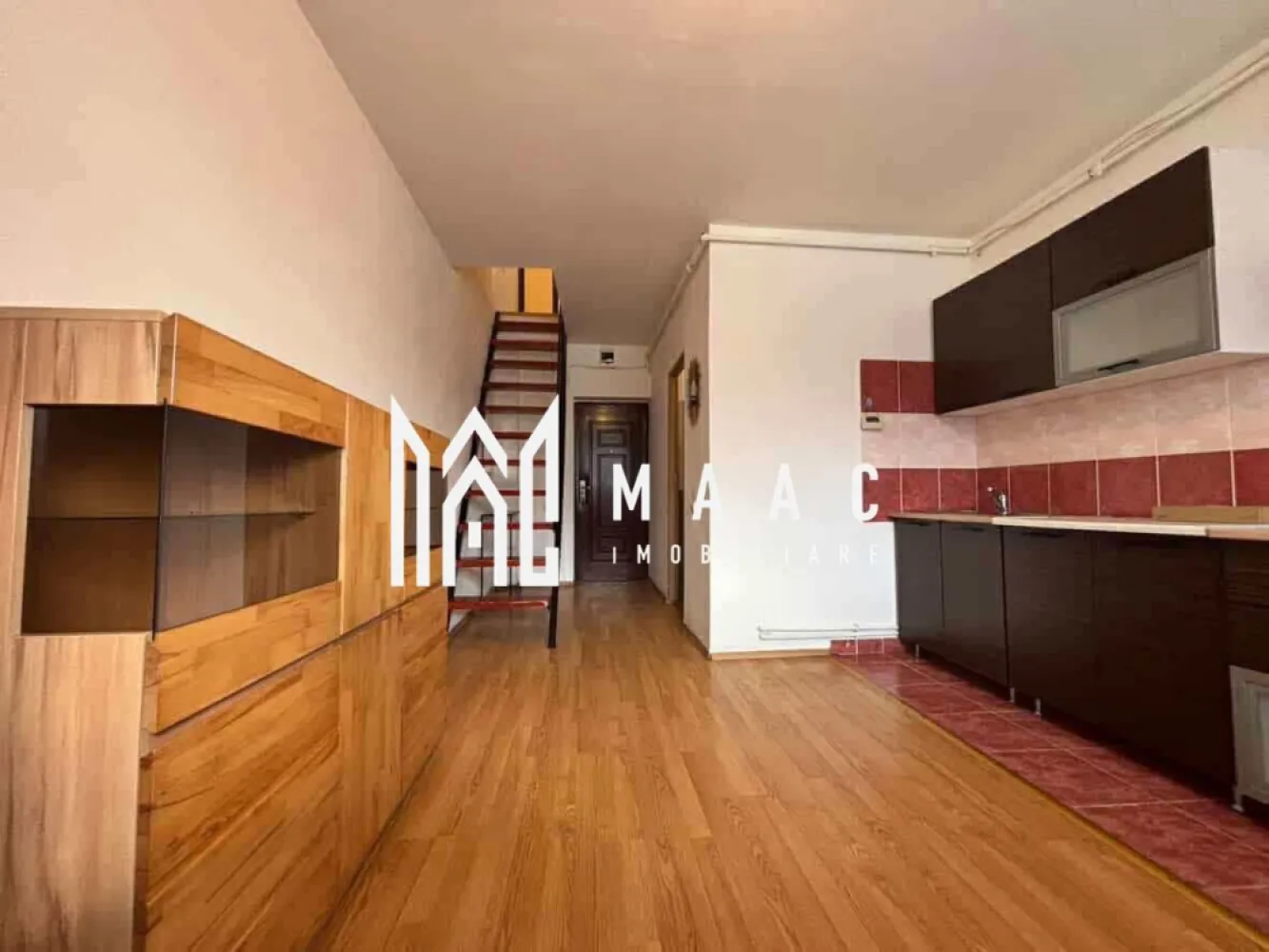 Apartament 2 camere | Mobilat și utilat | Terezian - Maac Imobiliare prezintă spre închiriere un apartament cu 2 camere, situat la etajul 5 al unui imobil cu 5 etaje, fără lift, în zona Terezian – Bellisima. Locuința are o suprafață utilă de 40 mp și este compartimentată pe două niveluri, oferind o organizare practică și separarea zonei de zi de cea de odihnă. Compartimentare: Nivelul 1: hol baie living cu bucătărie open space Nivelul 2: hol dormitor Apartamentul este potrivit pentru o persoană sau un cuplu care își dorește o locuință practică, într-o zonă bine conectată a cartierului Terezian. Locația oferă acces rapid la mijloace de transport, magazine, școli și alte puncte de interes din oraș. Preț chirie: 280 euro/lună Garanție: 280 euro Pentru mai multe informații precizați că ați văzut anunțul cu ID: CP2964921. }}