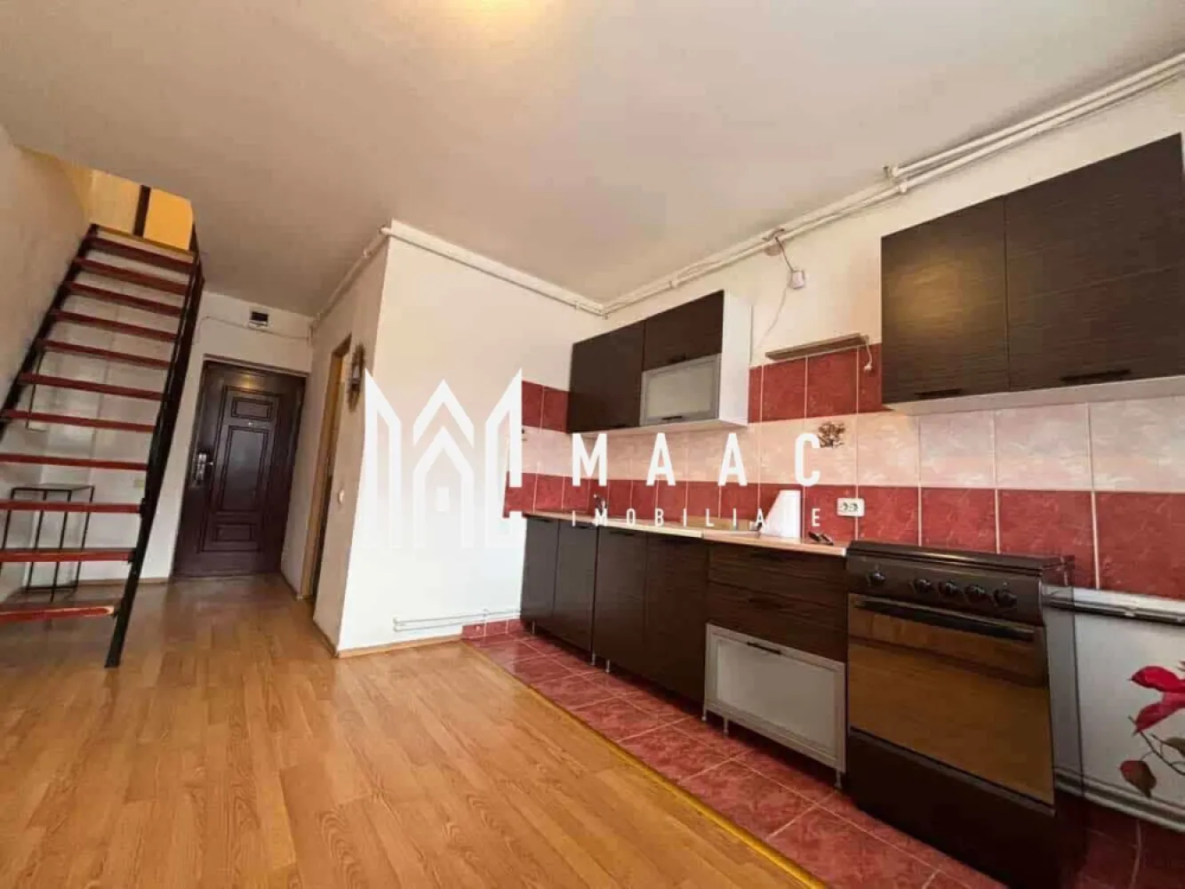 Apartament 2 camere | Mobilat și utilat | Terezian - Maac Imobiliare prezintă spre închiriere un apartament cu 2 camere, situat la etajul 5 al unui imobil cu 5 etaje, fără lift, în zona Terezian – Bellisima. Locuința are o suprafață utilă de 40 mp și este compartimentată pe două niveluri, oferind o organizare practică și separarea zonei de zi de cea de odihnă. Compartimentare: Nivelul 1: hol baie living cu bucătărie open space Nivelul 2: hol dormitor Apartamentul este potrivit pentru o persoană sau un cuplu care își dorește o locuință practică, într-o zonă bine conectată a cartierului Terezian. Locația oferă acces rapid la mijloace de transport, magazine, școli și alte puncte de interes din oraș. Preț chirie: 280 euro/lună Garanție: 280 euro Pentru mai multe informații precizați că ați văzut anunțul cu ID: CP2964921. }}