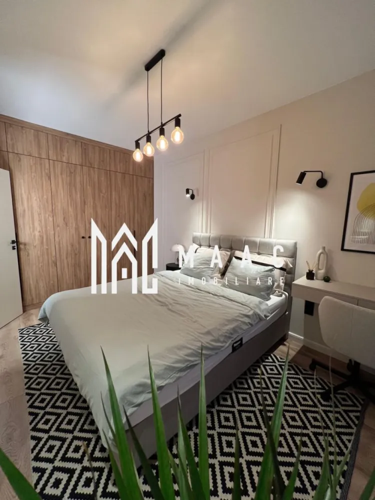 Apartament de închiriat | 2 camere | Lift | Garden Residence - MAAC-imobiliare oferă spre închiriere un apartament modern, situat în zona Piața Cluj, etaj 3/4, într-un bloc nou cu lift, cu suprafață utilă de 52 mp + balcon 3 mp și cu o compartimentare practică, decomandat : hol, living, dormitor, bucătărie, baie spațioasă. Se închiriază complet mobilat și utilat, cu finisaje premium și încălzire în pardoseală. Dispune de 2 locuri de parcare (1 subteran + 1 suprateran) În apropiere de puncte de interes mijloace de transport în comun și magazine. Condiții închiriere: -se percepe garanție în echivalentul unei chirii -nu se acceptă animale de companie Pentru vizionări sau alte detalii contactați-ne și specificați ID:CP2859194 (codul proprietății) }}