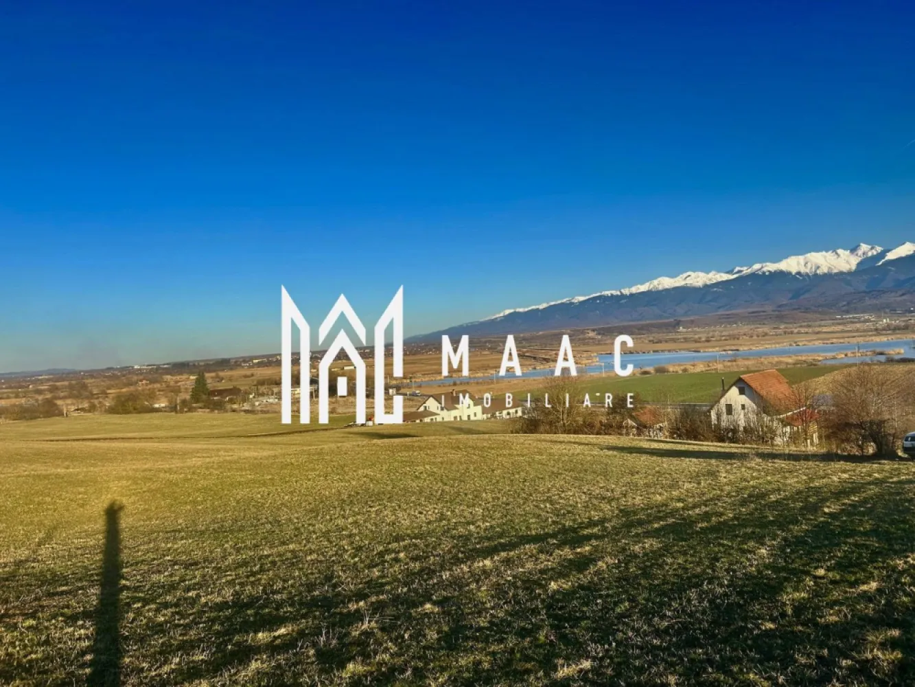 Teren cu potențial turistic I Bradu I Vedere Panoramică I 2000 MP - MAAC Imobiliare vă propune spre vânzare un teren cu potențial turistic deosebit, situat într-o zonă naturală spectaculoasă, în proximitatea resortului hotelier din Bradu, o locație aflată în plină dezvoltare turistică și apreciată pentru peisajele sale deosebite. Terenul are o suprafață de 2000 mp și oferă priveliști atât spre Munții Făgăraș, cât și spre râul Olt, fiind amplasat într-un cadru natural liniștit, ideal pentru dezvoltarea unor proiecte turistice sau a unor case de vacanță. Proprietatea este extravilană, însă prezintă potențial de introducere în intravilan în viitor, ceea ce o transformă într-o oportunitate atractivă pentru investitori. Caracteristici principale: suprafață totală: 2000 mp vedere panoramică către Munții Făgăraș și râul Olt posibilitate de parcelare acces facil către proprietate utilități la aproximativ 100 m distanță de aproximativ 200 m față de DN1 zonă liniștită, cu potențial turistic ridicat Datorită poziționării și panoramei spectaculoase, terenul este ideal pentru dezvoltarea unor cabane, pensiuni, case de vacanță sau proiecte turistice, dar reprezintă și o investiție valoroasă pe termen lung. Pentru mai multe detalii și vizionări, precizati telefonic ca ati vazut anuntul cu ID: CP2964930 }}