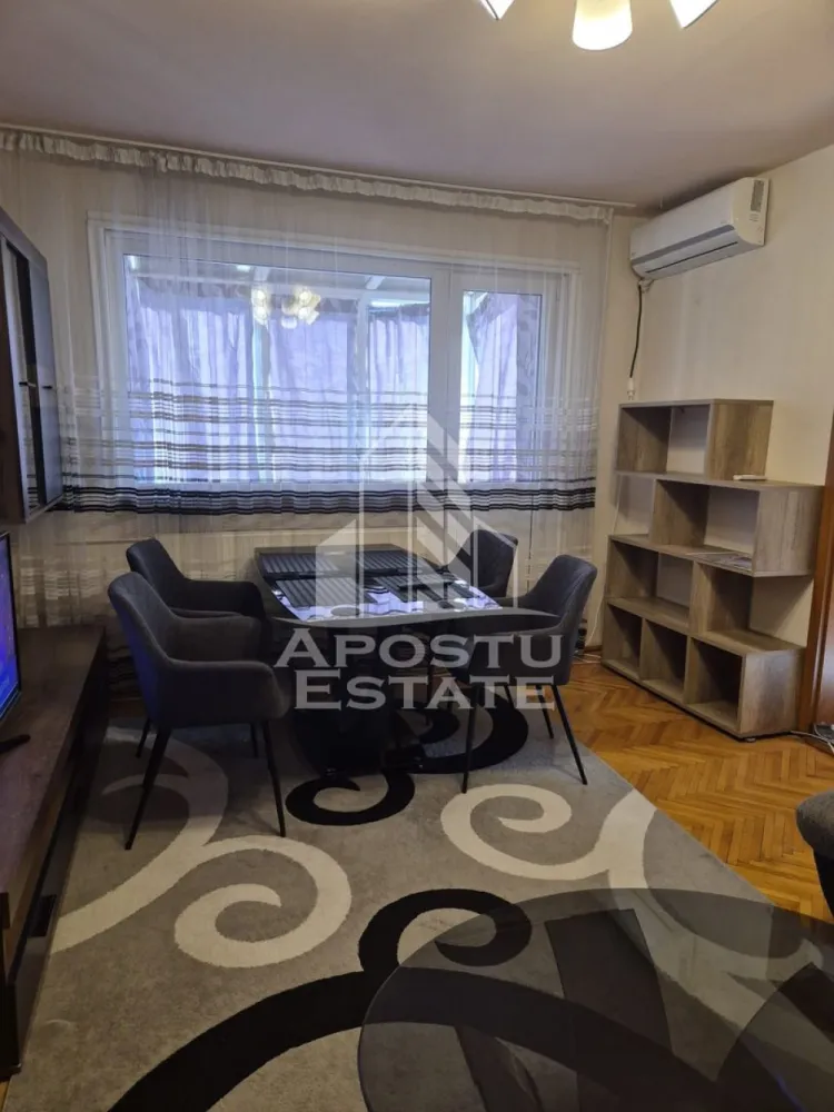 Apartament cu 3 camere de inchiriat,, Braytim,Timisoara - Agentia imobiliara APOSTU ESTATE va propune spre inchiriere un apartament cu 3 camere, spatios si luminos, situat in zona Braytim, o zona linistita si bine pozitionata din Timisoara, potrivit pentru cupluri,familii, sau studenti care isi doresc o locuinta unde sa se simta confortabil si cu acces facil catre scoli, statii de autobuz, supermarketuri , magazine de zona, parcuri.

Suprafata utila: 70 mp
Compartimentare eficienta:
-Hol de acces generos
-Bucatarie complet mobilata si utilata, cu loc de luat masa
-Living luminos si spatios
-Dormitor mobilat si utilat
-Baie prevazuta cu cada

Confort si facilitati:
-Incalzirea apartamentului: colterm
-Apartamentul este complet mobilat si utilat

Localizare:
-Timis,Timisoara, zona Braytim– acces facil spre magazine, supermarketul Lidl, scoli, parcuri si mijloace de transport in comun.

Ideal pentru:
-Familii
-Cupluri
-Studenti

Disponibilitate: imediata
Pret chirie lunara: 350 euro ( usor negociabil)
Programeaza o vizionare pentru a-ti putea imagina viitorul aici!
ID intern: CP3209805