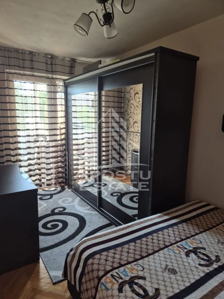 Apartament cu 3 camere de inchiriat,, Braytim,Timisoara - Agentia imobiliara APOSTU ESTATE va propune spre inchiriere un apartament cu 3 camere, spatios si luminos, situat in zona Braytim, o zona linistita si bine pozitionata din Timisoara, potrivit pentru cupluri,familii, sau studenti care isi doresc o locuinta unde sa se simta confortabil si cu acces facil catre scoli, statii de autobuz, supermarketuri , magazine de zona, parcuri.

Suprafata utila: 70 mp
Compartimentare eficienta:
-Hol de acces generos
-Bucatarie complet mobilata si utilata, cu loc de luat masa
-Living luminos si spatios
-Dormitor mobilat si utilat
-Baie prevazuta cu cada

Confort si facilitati:
-Incalzirea apartamentului: colterm
-Apartamentul este complet mobilat si utilat

Localizare:
-Timis,Timisoara, zona Braytim– acces facil spre magazine, supermarketul Lidl, scoli, parcuri si mijloace de transport in comun.

Ideal pentru:
-Familii
-Cupluri
-Studenti

Disponibilitate: imediata
Pret chirie lunara: 350 euro ( usor negociabil)
Programeaza o vizionare pentru a-ti putea imagina viitorul aici!
ID intern: CP3209805