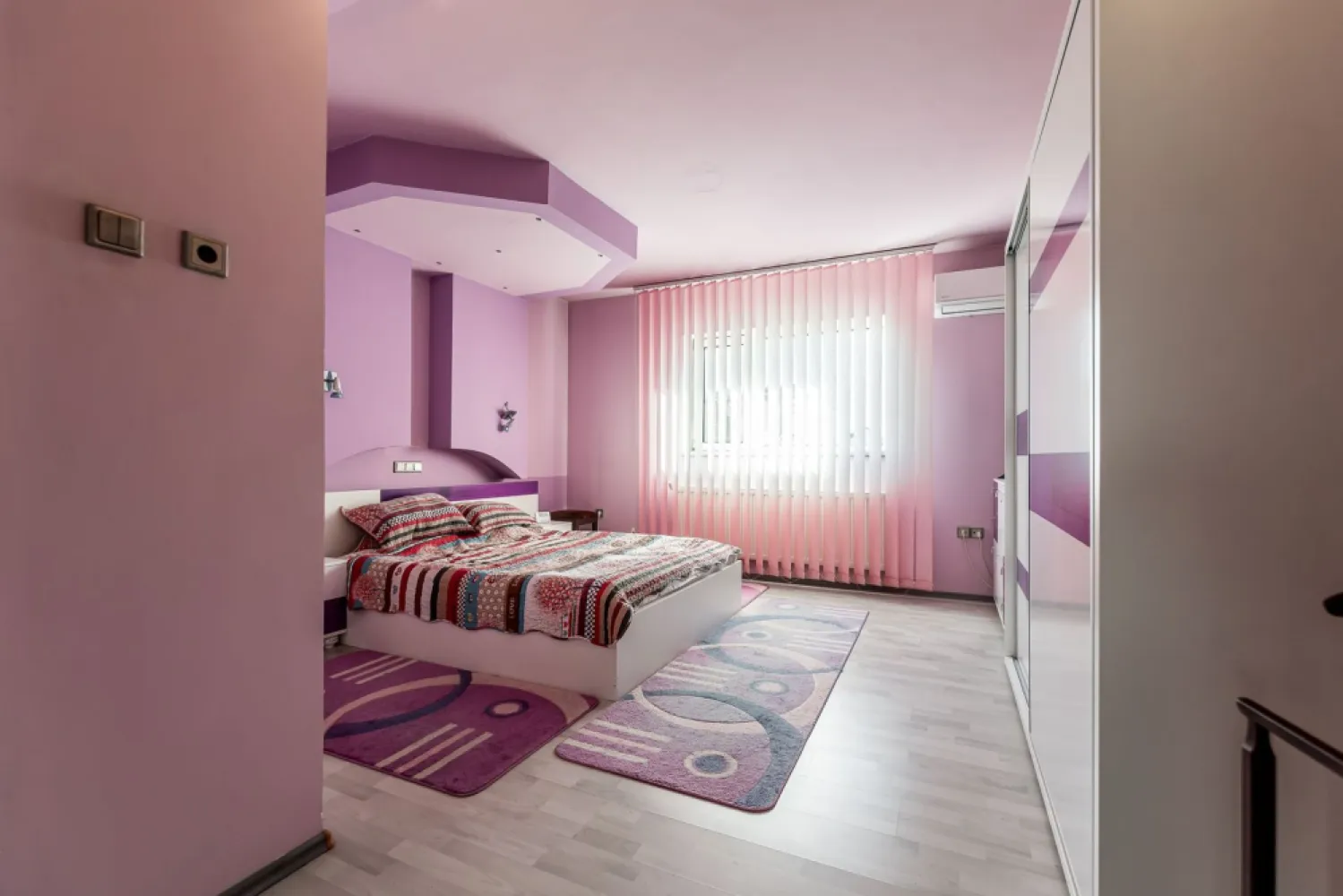 Casă spațioasă în mijlocul orasului, Str. Constantin Brâncuși - Comision 0% Vă prezentăm o proprietate cu poziționare excelentă, situată în mijlocul orașului, pe strada Constantin Brâncuși, în spatele magazinului Kaufland, într-o zonă cu acces rapid către principalele puncte de interes. Datorită amplasării și suprafeței generoase, imobilul oferă un potențial ridicat atât pentru locuință, cât și pentru activități profesionale sau comerciale. Casa a fost construită în anul 2001, din beton și BCA, și a beneficiat de lucrări de renovare în 2018, fiind bine întreținută și pregătită pentru diverse tipuri de utilizare. Caracteristici proprietate Regim de înălțime: Demisol + Parter + Etaj + Mansardă Suprafață construită la sol: 110 mp Teren: 415 mp Front stradal: 15 ml Dotări și utilități Centrală proprie pe gaz de mare capacitate Construcție solidă din beton și BCA Toate utilitățile disponibile: gaz, curent, apă, canalizare Spațiul generos și compartimentarea pe mai multe niveluri permit amenajarea proprietății în funcție de nevoi: locuință familială spațioasă, sediu de firmă, clinică, birouri, pensiune urbană sau alte activități. 📌 Notă: ultima imagine este cu titlu informativ și reprezintă o randare a potențialului de renovare a fațadei, pentru a evidenția posibilitățile de modernizare ale imobilului. 📞 Pentru detalii și programarea unei vizionări: Blaga Flavius – 0754467525 Consultant imobiliar acreditat APAIR (Asociația Profesională a Agenților Imobiliari din România) Nu dispui de toată suma? Te ajutăm noi gratuit! Îți obținem oferte de la 16 bănci. Ai o proprietate de vânzare în Arad și vrei să știi cât valorează cu adevărat? Birou: ACASĂ | Agenție imobiliară Arad Adresă: Bulevardul Decebal 2, Arad 310133 }}