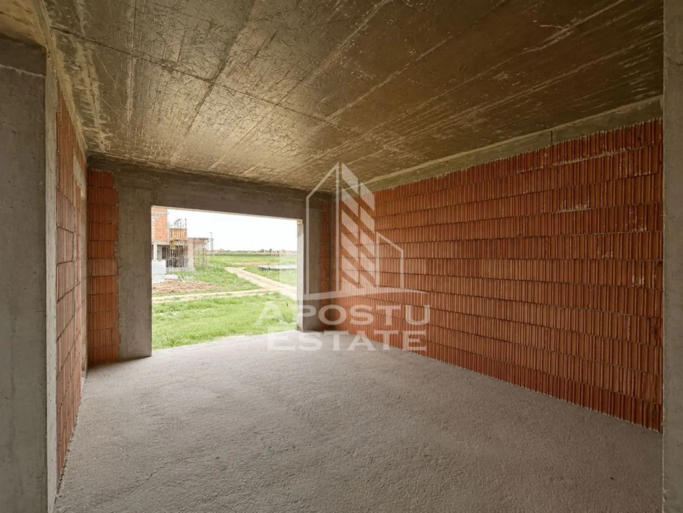 Casa nou insiruita, P+1E, 113 mp, Ghiroda Zona UMFT - Agentia imobiliara Apostu Estate va propune spre vanzare casa insiruita in curs de finalizare, P+1E, 113.5 mp, in Ghiroda, zona noua de case in apropiere de UMFT.

Parterul este alcatuit din livingroom spatios, bucatarie + dinning, hol si casa scarii, camera tehnica si baie.
Accesul se face prin terasa acoperita.
La etaj se regasesc 3 dormitoare, dressing si 2 bai.
Data de finalizare poate fluctua in functie de cerintele viitorului proprietar.
Casa se livreaza la cheie ( cu finisaje preferentiale cu buget)
Terenul aferent case este de aproximativ 270 mp.

Pentru mai mai multe detalii sau pentru stabilirea unei vizionari nu ezitati sa ne contactati.
CP3200724