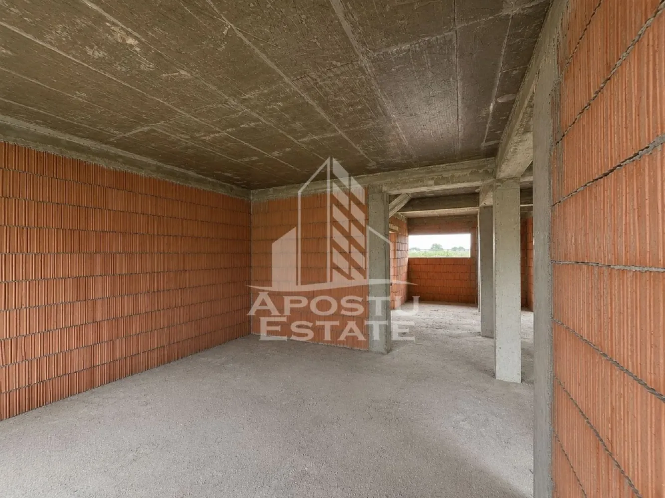 Casa nou insiruita, P+1E, 113 mp, Ghiroda Zona UMFT - Agentia imobiliara Apostu Estate va propune spre vanzare casa insiruita in curs de finalizare, P+1E, 113.5 mp, in Ghiroda, zona noua de case in apropiere de UMFT.

Parterul este alcatuit din livingroom spatios, bucatarie + dinning, hol si casa scarii, camera tehnica si baie.
Accesul se face prin terasa acoperita.
La etaj se regasesc 3 dormitoare, dressing si 2 bai.
Data de finalizare poate fluctua in functie de cerintele viitorului proprietar.
Casa se livreaza la cheie ( cu finisaje preferentiale cu buget)
Terenul aferent case este de aproximativ 270 mp.

Pentru mai mai multe detalii sau pentru stabilirea unei vizionari nu ezitati sa ne contactati.
CP3200724