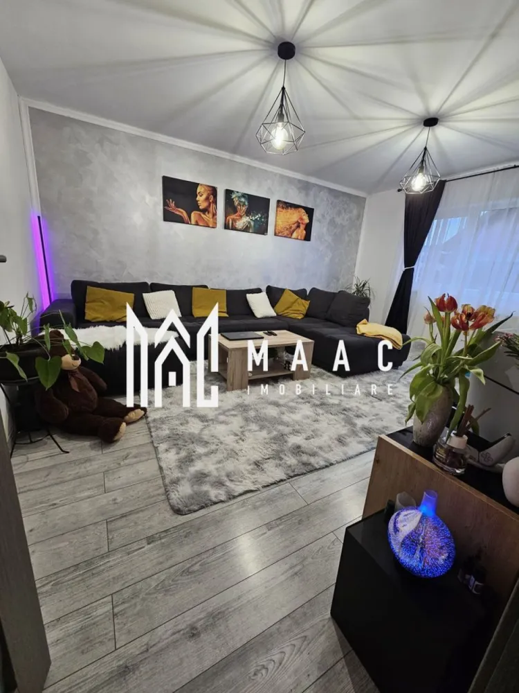 Apartament 2 Camere | Gradina 43 MPU | Parcare I Selimbar - MAAC Imobiliare va propune spre vanzare un apartament modern cu grădină proprie, situat în Șelimbăr, într-o zonă apreciată pentru liniște și acces facil. Locuința se află într-un imobil construit în anul 2018 și are o suprafață utilă de 55 mp, fiind completată de o grădină proprie de 43 mp, intabulată în cartea funciară, precum și de un loc de parcare inclus în CF. Apartamentul este decomandat și se vinde complet mobilat și utilat, exact ca în fotografii, fiind pregătit pentru mutare imediată. Interiorul este amenajat într-un stil modern, cu mobilier de calitate și o compartimentare eficientă. Zona de living este spațioasă și luminoasă, mobilată cu piese moderne, oferind un ambient plăcut pentru relaxare. Bucătăria este complet mobilată și utilată cu electrocasnice integrate, inclusiv plită pe gaz, cuptor electric, cuptor cu microunde încorporat, frigider modern și hotă cu evacuare exterioară. Centrala termică este integrată discret în mobilier, păstrând un design curat și ordonat. Baia beneficiază de geam pentru aerisire naturală și este dotată cu cadă cu hidromasaj, WC suspendat cu rezervor încastrat, mașină de spălat rufe și mobilier modern. Dormitorul este amenajat pentru confort, cu pat spațios, dressing realizat la comandă și elemente care contribuie la un ambient relaxant. Printre dotările tehnice se regăsesc ferestre termopan cu 5 camere, plase anti-insecte la toate geamurile și plasă plisată la ușa către grădină. Proprietatea se remarcă prin grădina proprie, complet amenajată, prin nivelul de dotări și prin faptul că atât grădina, cât și locul de parcare sunt intabulate în CF. Este o locuință potrivită pentru cei care își doresc confort, intimitate și un spațiu exterior de care să se bucure zi de zi. Avantaje ale zonei: În imediata apropiere se regăsesc multiple obiective de interes public, precum Shopping City, Dedeman, Mega Image, Kaufland, farmacii, magazine, precum și alte servicii esențiale pentru un stil de viață confortabil. Pentru mai multe detalii si programarea unei vizionari va rugam sa specificati ID: CP2937983. }}