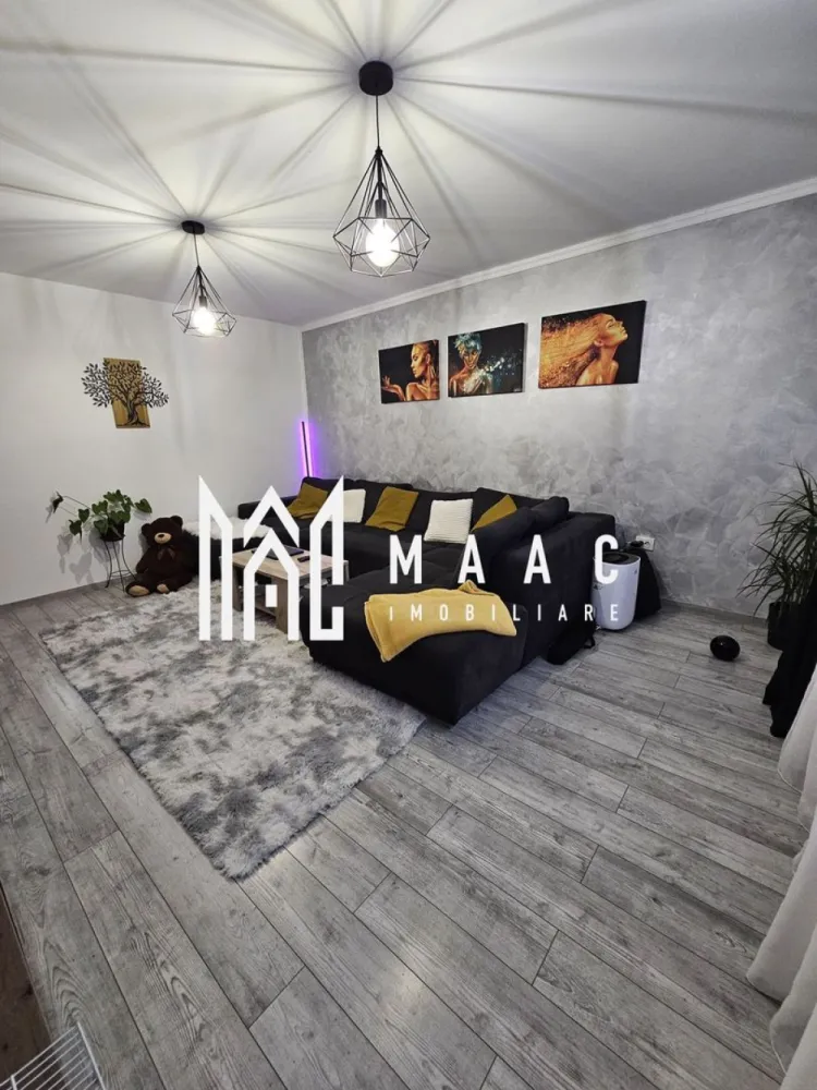 Apartament 2 Camere | Gradina 43 MPU | Parcare I Selimbar - MAAC Imobiliare va propune spre vanzare un apartament modern cu grădină proprie, situat în Șelimbăr, într-o zonă apreciată pentru liniște și acces facil. Locuința se află într-un imobil construit în anul 2018 și are o suprafață utilă de 55 mp, fiind completată de o grădină proprie de 43 mp, intabulată în cartea funciară, precum și de un loc de parcare inclus în CF. Apartamentul este decomandat și se vinde complet mobilat și utilat, exact ca în fotografii, fiind pregătit pentru mutare imediată. Interiorul este amenajat într-un stil modern, cu mobilier de calitate și o compartimentare eficientă. Zona de living este spațioasă și luminoasă, mobilată cu piese moderne, oferind un ambient plăcut pentru relaxare. Bucătăria este complet mobilată și utilată cu electrocasnice integrate, inclusiv plită pe gaz, cuptor electric, cuptor cu microunde încorporat, frigider modern și hotă cu evacuare exterioară. Centrala termică este integrată discret în mobilier, păstrând un design curat și ordonat. Baia beneficiază de geam pentru aerisire naturală și este dotată cu cadă cu hidromasaj, WC suspendat cu rezervor încastrat, mașină de spălat rufe și mobilier modern. Dormitorul este amenajat pentru confort, cu pat spațios, dressing realizat la comandă și elemente care contribuie la un ambient relaxant. Printre dotările tehnice se regăsesc ferestre termopan cu 5 camere, plase anti-insecte la toate geamurile și plasă plisată la ușa către grădină. Proprietatea se remarcă prin grădina proprie, complet amenajată, prin nivelul de dotări și prin faptul că atât grădina, cât și locul de parcare sunt intabulate în CF. Este o locuință potrivită pentru cei care își doresc confort, intimitate și un spațiu exterior de care să se bucure zi de zi. Avantaje ale zonei: În imediata apropiere se regăsesc multiple obiective de interes public, precum Shopping City, Dedeman, Mega Image, Kaufland, farmacii, magazine, precum și alte servicii esențiale pentru un stil de viață confortabil. Pentru mai multe detalii si programarea unei vizionari va rugam sa specificati ID: CP2937983. }}