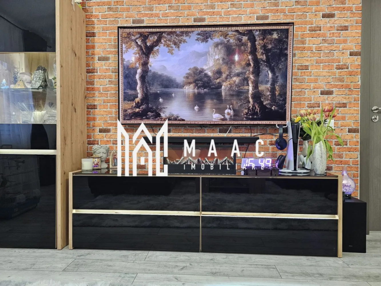 Apartament 2 Camere | Gradina 43 MPU | Parcare I Selimbar - MAAC Imobiliare va propune spre vanzare un apartament modern cu grădină proprie, situat în Șelimbăr, într-o zonă apreciată pentru liniște și acces facil. Locuința se află într-un imobil construit în anul 2018 și are o suprafață utilă de 55 mp, fiind completată de o grădină proprie de 43 mp, intabulată în cartea funciară, precum și de un loc de parcare inclus în CF. Apartamentul este decomandat și se vinde complet mobilat și utilat, exact ca în fotografii, fiind pregătit pentru mutare imediată. Interiorul este amenajat într-un stil modern, cu mobilier de calitate și o compartimentare eficientă. Zona de living este spațioasă și luminoasă, mobilată cu piese moderne, oferind un ambient plăcut pentru relaxare. Bucătăria este complet mobilată și utilată cu electrocasnice integrate, inclusiv plită pe gaz, cuptor electric, cuptor cu microunde încorporat, frigider modern și hotă cu evacuare exterioară. Centrala termică este integrată discret în mobilier, păstrând un design curat și ordonat. Baia beneficiază de geam pentru aerisire naturală și este dotată cu cadă cu hidromasaj, WC suspendat cu rezervor încastrat, mașină de spălat rufe și mobilier modern. Dormitorul este amenajat pentru confort, cu pat spațios, dressing realizat la comandă și elemente care contribuie la un ambient relaxant. Printre dotările tehnice se regăsesc ferestre termopan cu 5 camere, plase anti-insecte la toate geamurile și plasă plisată la ușa către grădină. Proprietatea se remarcă prin grădina proprie, complet amenajată, prin nivelul de dotări și prin faptul că atât grădina, cât și locul de parcare sunt intabulate în CF. Este o locuință potrivită pentru cei care își doresc confort, intimitate și un spațiu exterior de care să se bucure zi de zi. Avantaje ale zonei: În imediata apropiere se regăsesc multiple obiective de interes public, precum Shopping City, Dedeman, Mega Image, Kaufland, farmacii, magazine, precum și alte servicii esențiale pentru un stil de viață confortabil. Pentru mai multe detalii si programarea unei vizionari va rugam sa specificati ID: CP2937983. }}