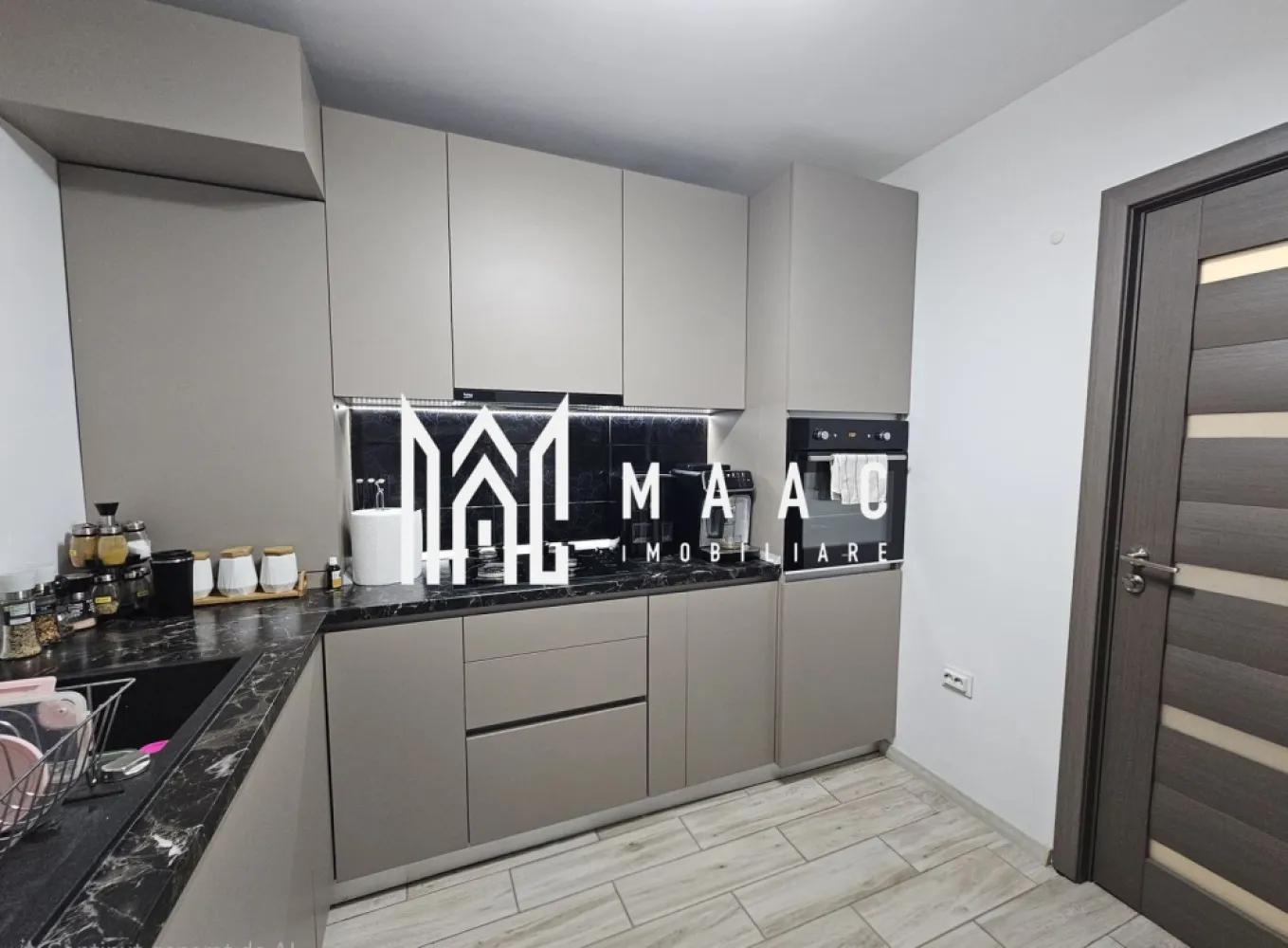 Apartament 2 Camere | Gradina 43 MPU | Parcare I Selimbar - MAAC Imobiliare va propune spre vanzare un apartament modern cu grădină proprie, situat în Șelimbăr, într-o zonă apreciată pentru liniște și acces facil. Locuința se află într-un imobil construit în anul 2018 și are o suprafață utilă de 55 mp, fiind completată de o grădină proprie de 43 mp, intabulată în cartea funciară, precum și de un loc de parcare inclus în CF. Apartamentul este decomandat și se vinde complet mobilat și utilat, exact ca în fotografii, fiind pregătit pentru mutare imediată. Interiorul este amenajat într-un stil modern, cu mobilier de calitate și o compartimentare eficientă. Zona de living este spațioasă și luminoasă, mobilată cu piese moderne, oferind un ambient plăcut pentru relaxare. Bucătăria este complet mobilată și utilată cu electrocasnice integrate, inclusiv plită pe gaz, cuptor electric, cuptor cu microunde încorporat, frigider modern și hotă cu evacuare exterioară. Centrala termică este integrată discret în mobilier, păstrând un design curat și ordonat. Baia beneficiază de geam pentru aerisire naturală și este dotată cu cadă cu hidromasaj, WC suspendat cu rezervor încastrat, mașină de spălat rufe și mobilier modern. Dormitorul este amenajat pentru confort, cu pat spațios, dressing realizat la comandă și elemente care contribuie la un ambient relaxant. Printre dotările tehnice se regăsesc ferestre termopan cu 5 camere, plase anti-insecte la toate geamurile și plasă plisată la ușa către grădină. Proprietatea se remarcă prin grădina proprie, complet amenajată, prin nivelul de dotări și prin faptul că atât grădina, cât și locul de parcare sunt intabulate în CF. Este o locuință potrivită pentru cei care își doresc confort, intimitate și un spațiu exterior de care să se bucure zi de zi. Avantaje ale zonei: În imediata apropiere se regăsesc multiple obiective de interes public, precum Shopping City, Dedeman, Mega Image, Kaufland, farmacii, magazine, precum și alte servicii esențiale pentru un stil de viață confortabil. Pentru mai multe detalii si programarea unei vizionari va rugam sa specificati ID: CP2937983. }}