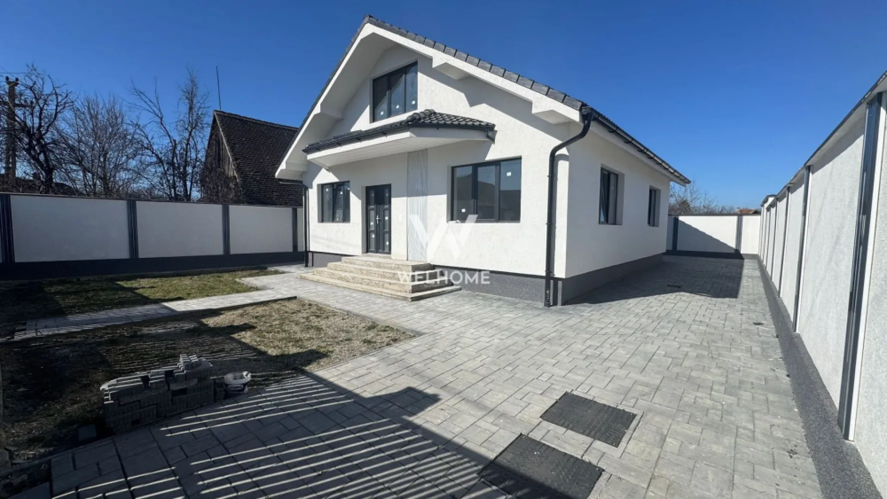 Casa individuala INTABULATA pe un singur nivel - Cristian Sibiu. - Casa individuala pe un singur nivel! Desfasurata pe un singur nivel, dispune de pod inalt pe toata suprafata casei, se poate mansarda. Suprafata utila - 83 mp plus terasa 30 mp. Compartimentare: 2 dormitoare de 16 mp, living spatios cu bucatarie separata 44 mp, baie cu geam 5 mp. Terenul total este de 295 mp din care curte libere 150 mp distribuiti in fata, lateral si spate. Casa se preda LA CHEIE exterior - gard inalt zidit, poarta cu automatizare, curte pavata, soclu, zone verde, izolata termic, tencuiala decorativa. Interiorul la alb: tavane izolate, gletuit, zugrăvit, încălzire pardoseala, sapa, centrala gaz, baia finalizată, video interfon. Casa este intabulata si dispune de toate utilitatile. Se poate achizitiona si cu credit ipotecar. Pret: 175.000 euro 0756.033.943 - Programeaza o vizionare! }}