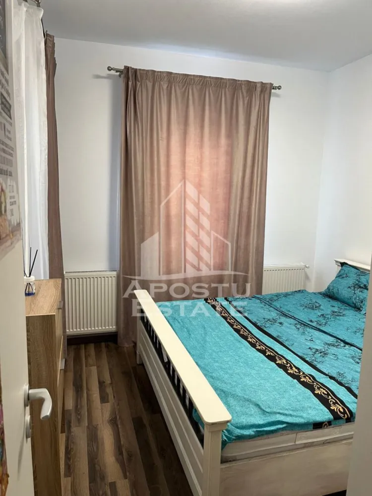 Apartament cu 2 camere CENTRALA PROPRIE in zona Giroc. Timisoara - Agentia imobiliara APOSTU ESTATE va propune spre inchiriere un apartament cu 2 camere, spatios si luminos, situat in zona Giroc, o zona linistita si bine pozitionata din Timisoara, potrivit pentru cupluri,familii, sau studenti care isi doresc o locuinta unde sa se simta confortabil si cu acces facil catre scoli, statii de autobuz, supermarketuri , magazine de zona, parcuri.

Suprafata utila: 52 mp
Compartimentare eficienta:
-Hol de acces generos
-Bucatarie complet mobilata si utilata, cu loc de luat masa
-Living luminos si spatios
-Dormitor mobilat si utilat
-Baie prevazuta cu cada

Confort si facilitati:
-Incalzirea apartamentului: centrala proprie
-Apartamentul este complet mobilat si utilat
-Se accepta animale de companie de catre proprietar (se percepe 2 garantii)

Localizare:
-Timis,Timisoara, zona Giroc– acces facil spre magazine, scoli, parcuri si mijloace de transport in comun.

Ideal pentru:
-Familii
-Cupluri

Disponibilitate: imediata
Pret chirie lunara: 450 euro ( usor negociabil)
Programeaza o vizionare pentru a-ti putea imagina viitorul aici!
ID intern: CP3209811