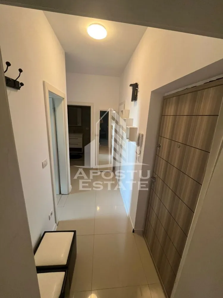 Apartament cu 2 camere CENTRALA PROPRIE in zona Giroc. Timisoara - Agentia imobiliara APOSTU ESTATE va propune spre inchiriere un apartament cu 2 camere, spatios si luminos, situat in zona Giroc, o zona linistita si bine pozitionata din Timisoara, potrivit pentru cupluri,familii, sau studenti care isi doresc o locuinta unde sa se simta confortabil si cu acces facil catre scoli, statii de autobuz, supermarketuri , magazine de zona, parcuri.

Suprafata utila: 52 mp
Compartimentare eficienta:
-Hol de acces generos
-Bucatarie complet mobilata si utilata, cu loc de luat masa
-Living luminos si spatios
-Dormitor mobilat si utilat
-Baie prevazuta cu cada

Confort si facilitati:
-Incalzirea apartamentului: centrala proprie
-Apartamentul este complet mobilat si utilat
-Se accepta animale de companie de catre proprietar (se percepe 2 garantii)

Localizare:
-Timis,Timisoara, zona Giroc– acces facil spre magazine, scoli, parcuri si mijloace de transport in comun.

Ideal pentru:
-Familii
-Cupluri

Disponibilitate: imediata
Pret chirie lunara: 450 euro ( usor negociabil)
Programeaza o vizionare pentru a-ti putea imagina viitorul aici!
ID intern: CP3209811