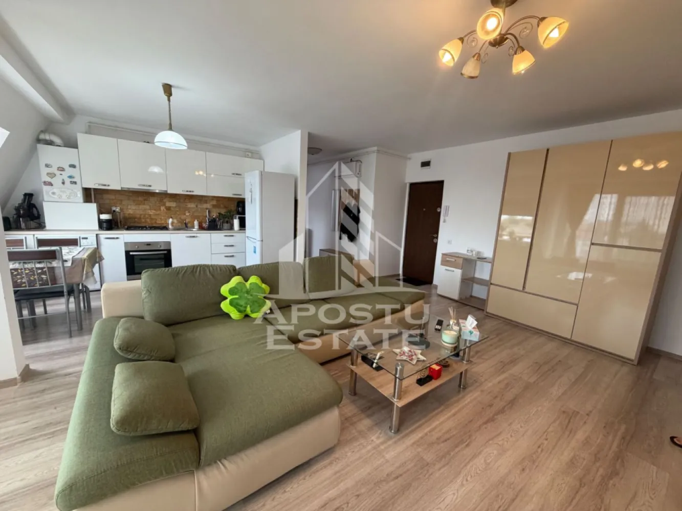 Apartament cu 2 camere de vânzare , Zona Lipovei , Timisoara - Agenţia imobiliara Apostu Estate va propune spre vânzare un apartament nou cu 2 camere ,situat în zona Lipovei ,una dintre cele mai căutate zone din Timisoara . Ideal atât pentru locuinţa proprie , cat si pentru investiție 

 Imobilul este amplasat la mansardă, beneficiind de un acoperiș de tablă complet renovat în anul 2023. Avand o suprafață utilă de 52, 33 mp 

Apartamentul se bucură de o luminozitate naturală generoasă, oferită de suprafețele vitrate mari, care încadrează o priveliște deosebită 

 Compartimentare :
 -Bucătărie mobilată
 -Living mobilat open space cu bucătăria 
 -Dormitor matrimonial mobilat 
 -Baie cu cadă și geam 
 
 Apartamentul se vinde complet mobilat , conform pozelor
 
Confort termic optim în orice sezon: Locuința este dotată cu centrală termică proprie cu calorifere pentru încălzire eficientă pe timp de iarnă, completată de un sistem de aer condiționat modern, asigurând temperatura ideală și în zilele de vară

 Beneficii suplimentare :
 - Compartimentare funcțională și modernă 
 - Zona liniștită perfectă pentru locuit sau investiţie
 - Rulouri 
 -Izolație termică completă (interior și exterior).

 Pentru mai multe detalii si programarea unei vizionari , va stam cu drag la dispoziţie .
 
 Agenţia imobiliara Apostu Estate vă oferă consultanta bancara gratuita prin intermediul colaboratorilor noştri pentru alegerea celui mai potrivit tip de credit , astfel încât tu să devii noul proprietar al acestui apartament
 ID INTERN: CP3209782