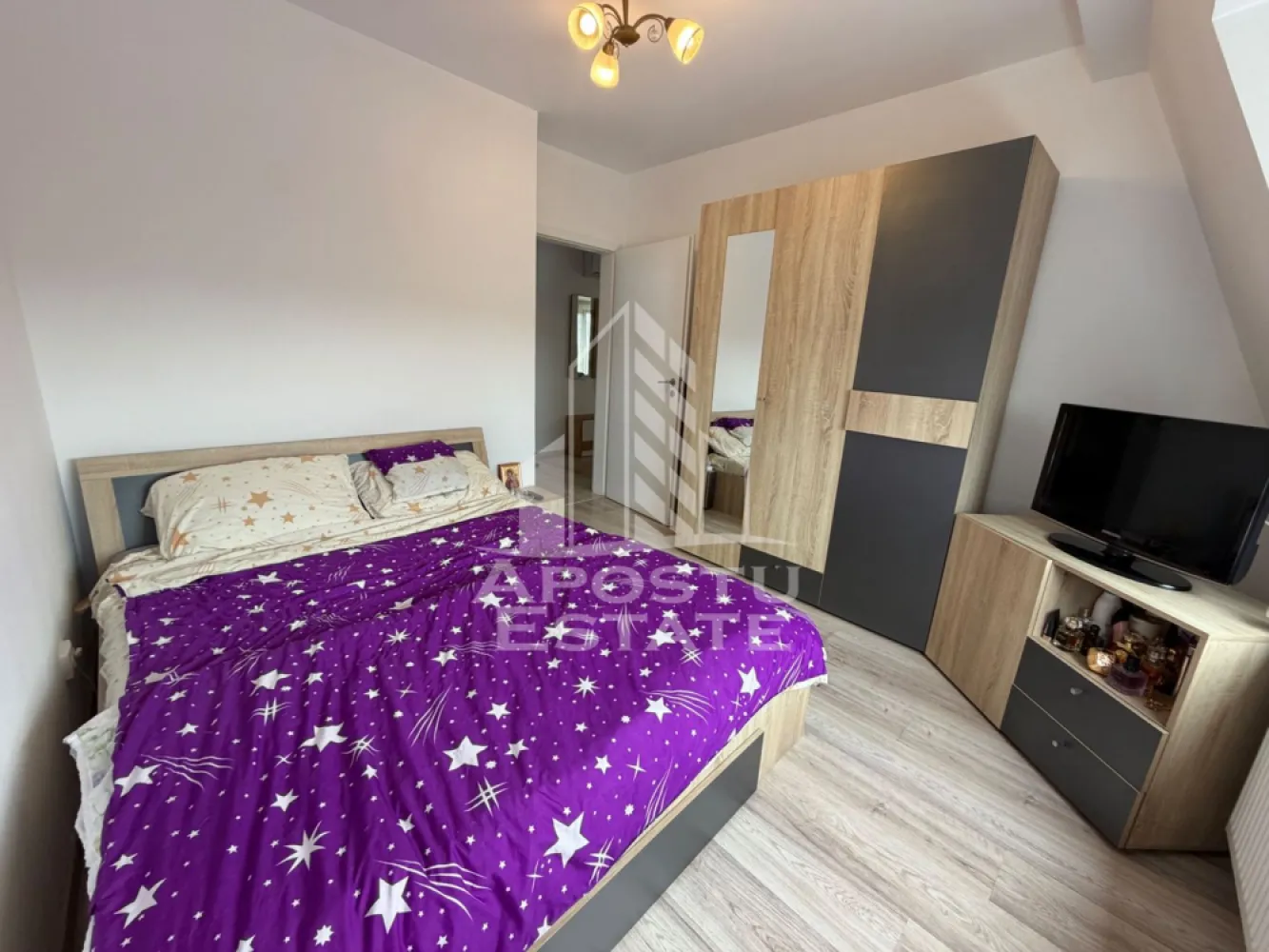 Apartament cu 2 camere de vânzare , Zona Lipovei , Timisoara - Agenţia imobiliara Apostu Estate va propune spre vânzare un apartament nou cu 2 camere ,situat în zona Lipovei ,una dintre cele mai căutate zone din Timisoara . Ideal atât pentru locuinţa proprie , cat si pentru investiție 

 Imobilul este amplasat la mansardă, beneficiind de un acoperiș de tablă complet renovat în anul 2023. Avand o suprafață utilă de 52, 33 mp 

Apartamentul se bucură de o luminozitate naturală generoasă, oferită de suprafețele vitrate mari, care încadrează o priveliște deosebită 

 Compartimentare :
 -Bucătărie mobilată
 -Living mobilat open space cu bucătăria 
 -Dormitor matrimonial mobilat 
 -Baie cu cadă și geam 
 
 Apartamentul se vinde complet mobilat , conform pozelor
 
Confort termic optim în orice sezon: Locuința este dotată cu centrală termică proprie cu calorifere pentru încălzire eficientă pe timp de iarnă, completată de un sistem de aer condiționat modern, asigurând temperatura ideală și în zilele de vară

 Beneficii suplimentare :
 - Compartimentare funcțională și modernă 
 - Zona liniștită perfectă pentru locuit sau investiţie
 - Rulouri 
 -Izolație termică completă (interior și exterior).

 Pentru mai multe detalii si programarea unei vizionari , va stam cu drag la dispoziţie .
 
 Agenţia imobiliara Apostu Estate vă oferă consultanta bancara gratuita prin intermediul colaboratorilor noştri pentru alegerea celui mai potrivit tip de credit , astfel încât tu să devii noul proprietar al acestui apartament
 ID INTERN: CP3209782
