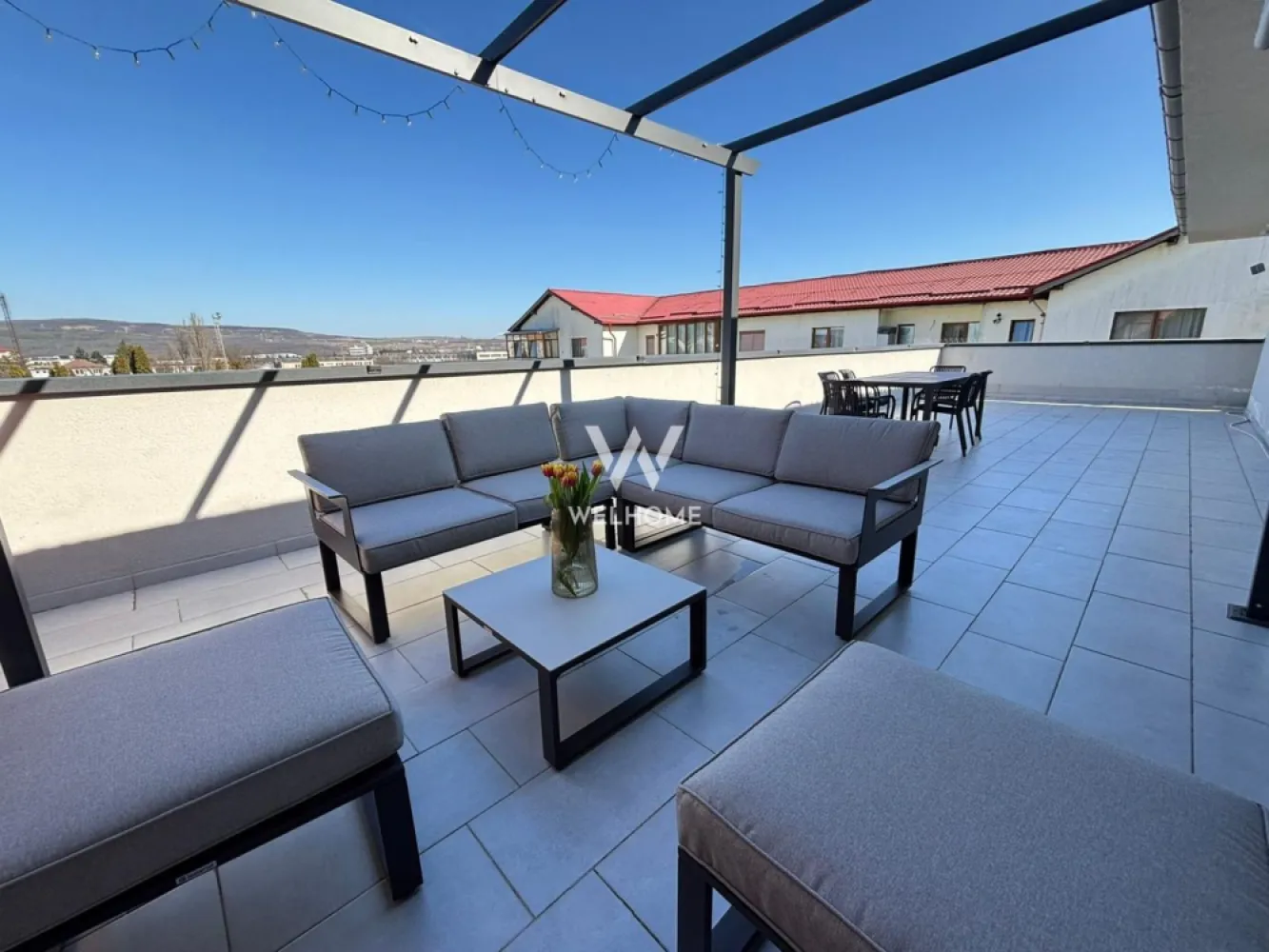 Penthouse 3 camere PREMIUM cu terasa 60mp in Selimbar, zona Brana - Penthouse elegant cu 3 camere, amenajat premium, situat la etajul 3 al unui imobil construit în 2023, evidențiat prin spațiile bine optimizate și terasa generoasă. Proprietatea are o suprafață utilă de 64 mp, completată de o terasă de aproximativ 60 mp, perfectă pentru relaxare. În plus, apartamentul beneficiază de pod pe toată suprafața, amenajat cu parchet, oferind un spațiu generos pentru depozitare. Compartimentarea este modernă și eficientă: - living luminos cu bucătărie open-space, de unde avem acces în terasă și în balcon. - două dormitoare cu multe spații de depozitare - baie principală cu geam pentru lumină și ventilație naturală - a doua baie transformată inteligent în spațiu de depozitare, unde sunt amplasate mașina de spălat rufe și uscătorul - balcon - terasă generoasă Confortul este asigurat de încălzirea în pardoseală și de sistemul de aer condiționat, menținând o temperatură optimă în orice sezon. Apartamentul se vinde complet mobilat și utilat, exact ca în fotografii, cu mobilier de calitate și electrocasnice integrate: mașină de spălat vase, mașină de spălat rufe, uscător de rufe și aer condiționat, fiind pregătit pentru mutare imediată. Proprietatea include și un loc de parcare generos, unde pot fi parcate două autoturisme. Locuința este poziționată într-o zonă bună, cu acces facil către școli, magazine, Shopping City, rampa Ștefan cel Mare, Piață etc. Preț: 199.999 Euro Negociabil Telefon: 0747.639.802 }}