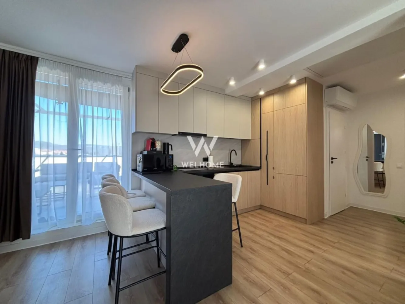 Penthouse 3 camere PREMIUM cu terasa 60mp in Selimbar, zona Brana - Penthouse elegant cu 3 camere, amenajat premium, situat la etajul 3 al unui imobil construit în 2023, evidențiat prin spațiile bine optimizate și terasa generoasă. Proprietatea are o suprafață utilă de 64 mp, completată de o terasă de aproximativ 60 mp, perfectă pentru relaxare. În plus, apartamentul beneficiază de pod pe toată suprafața, amenajat cu parchet, oferind un spațiu generos pentru depozitare. Compartimentarea este modernă și eficientă: - living luminos cu bucătărie open-space, de unde avem acces în terasă și în balcon. - două dormitoare cu multe spații de depozitare - baie principală cu geam pentru lumină și ventilație naturală - a doua baie transformată inteligent în spațiu de depozitare, unde sunt amplasate mașina de spălat rufe și uscătorul - balcon - terasă generoasă Confortul este asigurat de încălzirea în pardoseală și de sistemul de aer condiționat, menținând o temperatură optimă în orice sezon. Apartamentul se vinde complet mobilat și utilat, exact ca în fotografii, cu mobilier de calitate și electrocasnice integrate: mașină de spălat vase, mașină de spălat rufe, uscător de rufe și aer condiționat, fiind pregătit pentru mutare imediată. Proprietatea include și un loc de parcare generos, unde pot fi parcate două autoturisme. Locuința este poziționată într-o zonă bună, cu acces facil către școli, magazine, Shopping City, rampa Ștefan cel Mare, Piață etc. Preț: 199.999 Euro Negociabil Telefon: 0747.639.802 }}