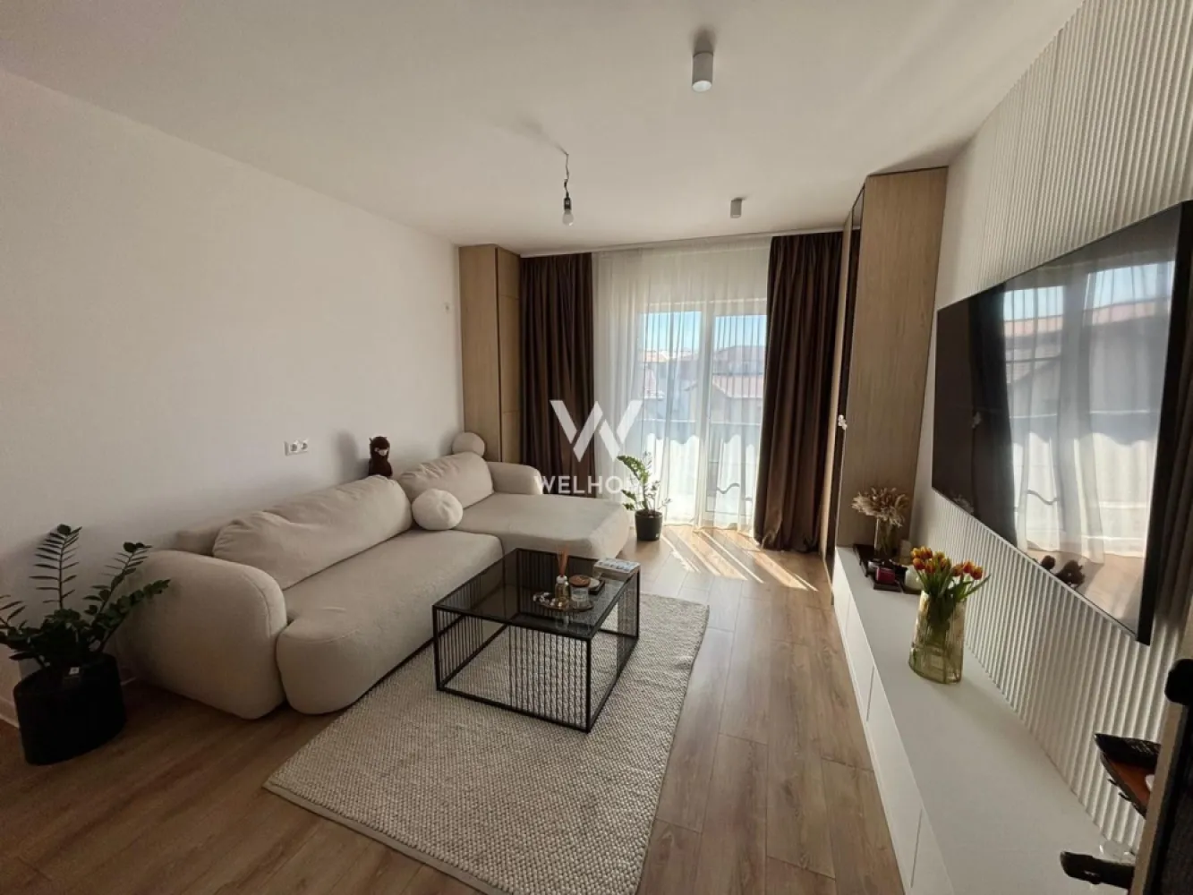 Penthouse 3 camere PREMIUM cu terasa 60mp in Selimbar, zona Brana - Penthouse elegant cu 3 camere, amenajat premium, situat la etajul 3 al unui imobil construit în 2023, evidențiat prin spațiile bine optimizate și terasa generoasă. Proprietatea are o suprafață utilă de 64 mp, completată de o terasă de aproximativ 60 mp, perfectă pentru relaxare. În plus, apartamentul beneficiază de pod pe toată suprafața, amenajat cu parchet, oferind un spațiu generos pentru depozitare. Compartimentarea este modernă și eficientă: - living luminos cu bucătărie open-space, de unde avem acces în terasă și în balcon. - două dormitoare cu multe spații de depozitare - baie principală cu geam pentru lumină și ventilație naturală - a doua baie transformată inteligent în spațiu de depozitare, unde sunt amplasate mașina de spălat rufe și uscătorul - balcon - terasă generoasă Confortul este asigurat de încălzirea în pardoseală și de sistemul de aer condiționat, menținând o temperatură optimă în orice sezon. Apartamentul se vinde complet mobilat și utilat, exact ca în fotografii, cu mobilier de calitate și electrocasnice integrate: mașină de spălat vase, mașină de spălat rufe, uscător de rufe și aer condiționat, fiind pregătit pentru mutare imediată. Proprietatea include și un loc de parcare generos, unde pot fi parcate două autoturisme. Locuința este poziționată într-o zonă bună, cu acces facil către școli, magazine, Shopping City, rampa Ștefan cel Mare, Piață etc. Preț: 199.999 Euro Negociabil Telefon: 0747.639.802 }}