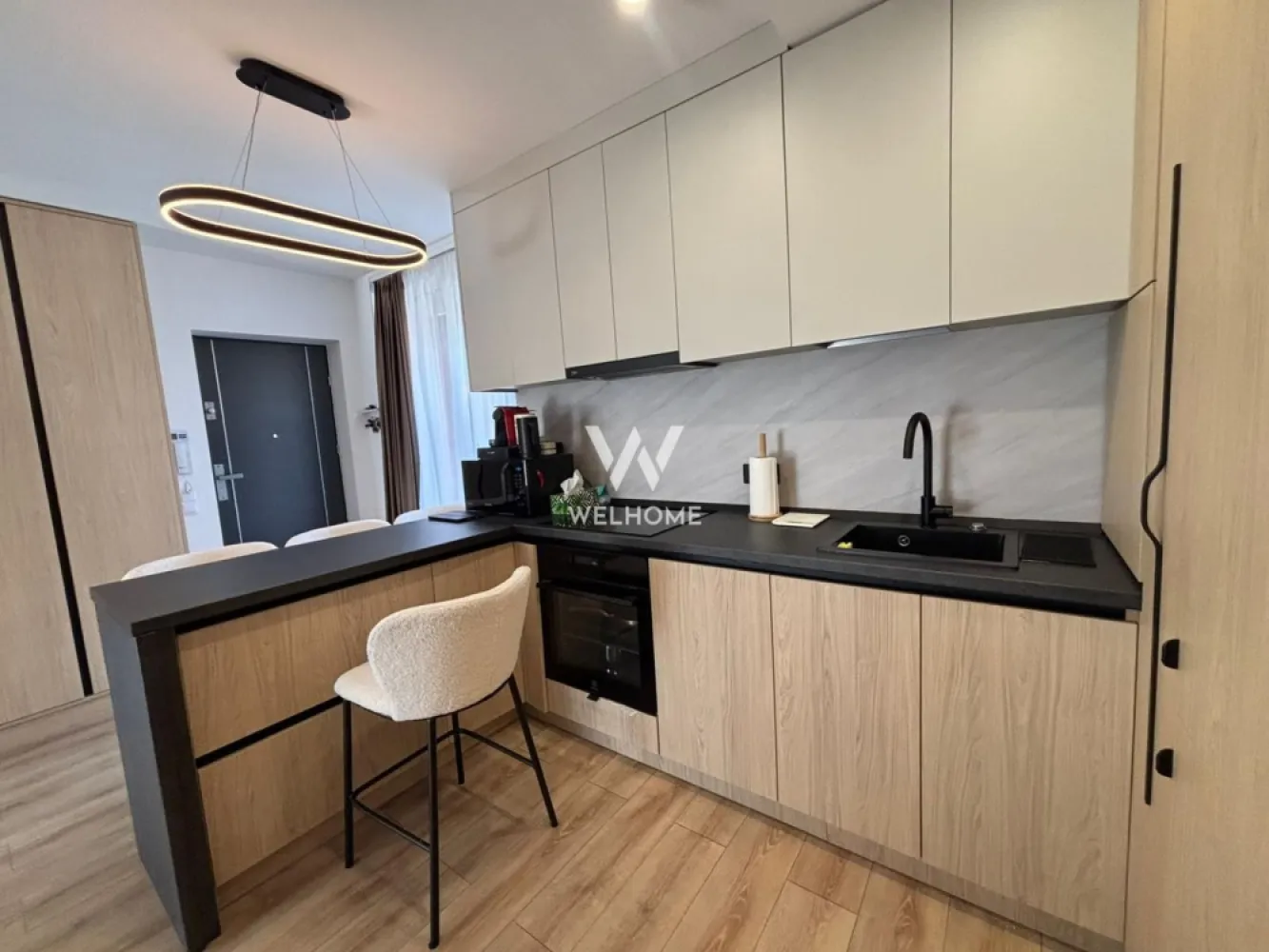 Penthouse 3 camere PREMIUM cu terasa 60mp in Selimbar, zona Brana - Penthouse elegant cu 3 camere, amenajat premium, situat la etajul 3 al unui imobil construit în 2023, evidențiat prin spațiile bine optimizate și terasa generoasă. Proprietatea are o suprafață utilă de 64 mp, completată de o terasă de aproximativ 60 mp, perfectă pentru relaxare. În plus, apartamentul beneficiază de pod pe toată suprafața, amenajat cu parchet, oferind un spațiu generos pentru depozitare. Compartimentarea este modernă și eficientă: - living luminos cu bucătărie open-space, de unde avem acces în terasă și în balcon. - două dormitoare cu multe spații de depozitare - baie principală cu geam pentru lumină și ventilație naturală - a doua baie transformată inteligent în spațiu de depozitare, unde sunt amplasate mașina de spălat rufe și uscătorul - balcon - terasă generoasă Confortul este asigurat de încălzirea în pardoseală și de sistemul de aer condiționat, menținând o temperatură optimă în orice sezon. Apartamentul se vinde complet mobilat și utilat, exact ca în fotografii, cu mobilier de calitate și electrocasnice integrate: mașină de spălat vase, mașină de spălat rufe, uscător de rufe și aer condiționat, fiind pregătit pentru mutare imediată. Proprietatea include și un loc de parcare generos, unde pot fi parcate două autoturisme. Locuința este poziționată într-o zonă bună, cu acces facil către școli, magazine, Shopping City, rampa Ștefan cel Mare, Piață etc. Preț: 199.999 Euro Negociabil Telefon: 0747.639.802 }}