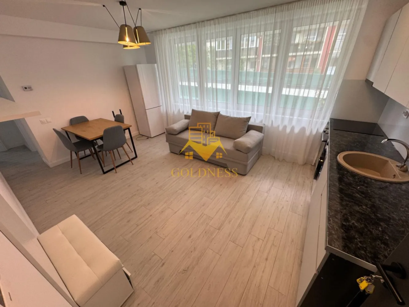 2 camere, modern, 2 bai, Baciu zona Galaxiei, Transylvaniei - GOLDNESS Imobiliare vă propune spre închiriere un apartament cu o camera complet mobilata și utilata, la etajul 3 într-un imobil de 3 etaje, în Baciu. Se poate inchiria parcare cu 30e ! Se află în apropierea stațiilor de transport în comun, magazine, restaurante, spații verzi, farmacii, etc. Apartamentul este compartimentat astfel: - dormitor cu pat matrimonial, dressing, noptiere - bucatarie complet mobilata, utilata, loc de luat masa - baie cu cabina de dus, calorifer port prosop și dulap pentru depozitare. - terasa de 6 mp. Imobilul este dotat cu toate cele necesare- centrală proprie, mașină de spălat haine, frigider, plită electrică, hotă, etc. Dacă sunteți interesați de acest apartament și doriți să îl vizionați, dar și pentru alte oferte nu ezitați să ne contactați telefonic sau prin e-mail. Vă stăm la dispoziție! Pentru intermediere se percepe un comision de 50% din prețul chiriei! }}