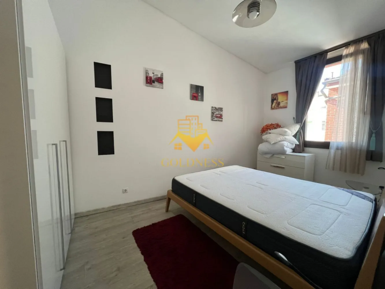 2 camere, parcare, AC, Centru, Piata Muzeului, MEMO, Piata Unirii - GOLDNESS Imobiliare vă propune spre închiriere un apartament cu 2 camere open-space complet mobilat și utilat, la etajul 3 într-un imobil de 3 etaje, cu lift, în zona ultracentrala, la 15 min de UMF, 5 minute de Piata Unirii, strada Paul Chinezu. GARANȚIE: se percep 2 garanții, cu posibilitatea plății eșalonat în 2/3 luni Loc de parcare privat in curtea interioara cu 50euro pe luna. Apartamentul este compartimentat astfel: - dormitor cu pat matrimonial, dressing, noptiere, birou. - living cu bucatarie open-space complet utilată si mobilata, canapea extensibla, loc de servit masa - baie cu dus walk-in, calorifer port prosop inox și dulap pentru depozitare. Imobilul este dotat cu toate cele necesare- termoficare, mașină de spălat haine, frigider, plită electrică, hotă, TV, AC, etc. Se află în apropierea stațiilor de transport în comun, magazine, restaurante, spații verzi, farmacii, etc. Dacă sunteți interesați de acest apartament și doriți să îl vizionați, dar și pentru alte oferte sau detalii nu ezitați să ne contactați telefonic sau prin e-mail - goldnessimobiliare@gmail.com. Vă stăm la dispoziție! Pentru intermediere se percepe un comision de 50% din prețul chiriei! }}