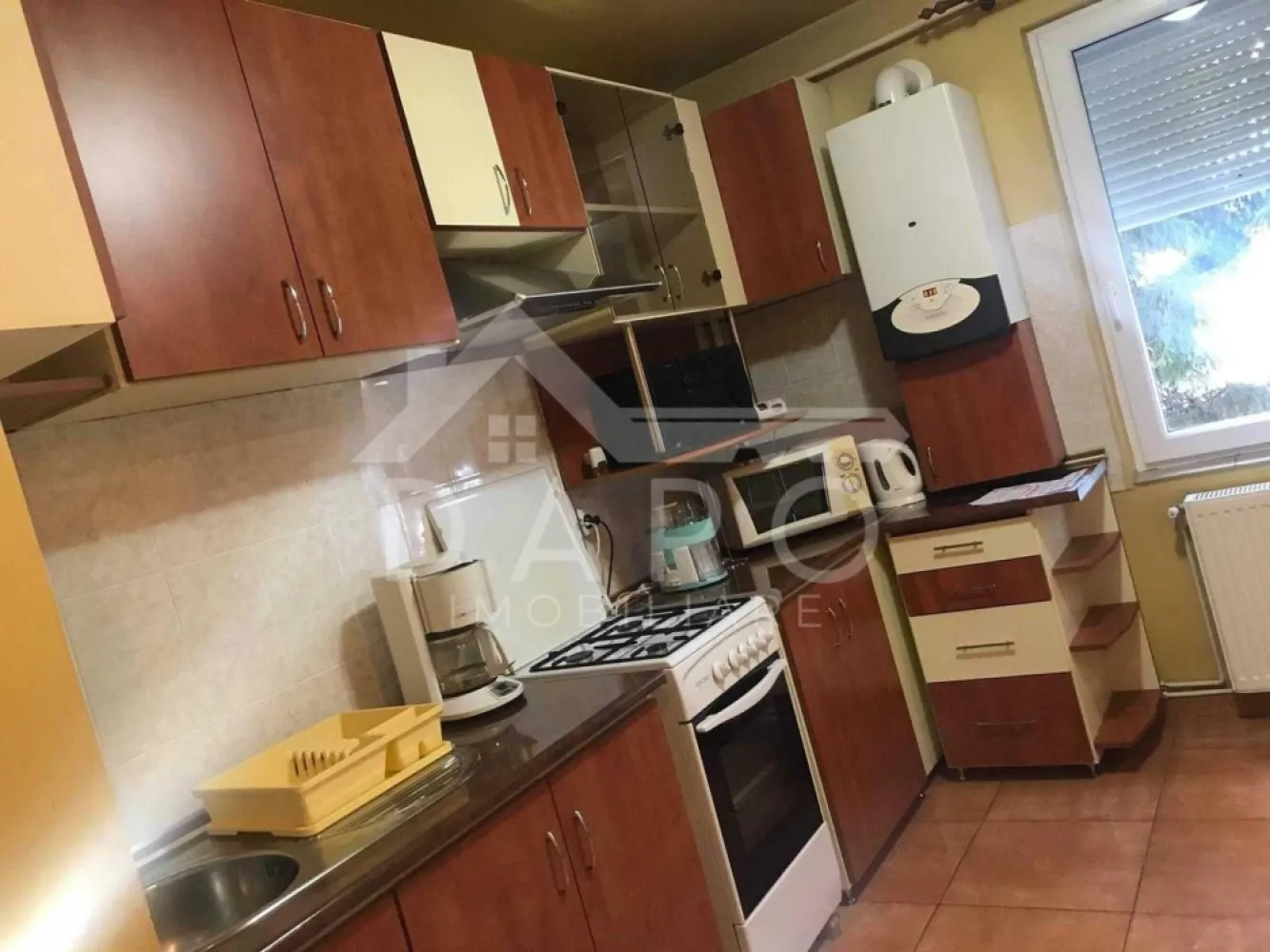 🏡 Apartament de închiriat – 2 camere | Bd. Pandurilor - 🏡 Apartament de închiriat – 2 camere | Bd. Pandurilor | Etaj 1 | 350 €/lună Se oferă spre închiriere apartament cu 2 camere, situat pe Bulevardul Pandurilor, lângă sala de sport 18 Gym și Școala Generală nr. 18, într-o zonă foarte bună, aproape de toate facilitățile. 💰 Chirie: 350 €/lună 🏢 Etaj: 1 din 4 ✔ apartament complet mobilat și utilat ✔ disponibil pentru mutare imediată Compartimentare: ✔ living ✔ dormitor ✔ bucătărie ✔ baie ✔ spații suficiente de depozitare în dulapuri Dotări și utilități: ✔ mobilier în stare foarte bună ✔ mașină de spălat ✔ TV ✔ aragaz ✔ apartament curat și bine întreținut Avantaje: 📍 Bulevardul Pandurilor – zonă foarte bună 📍 aproape de 18 Gym și Școala Generală nr. 18 📍 magazine și farmacii în apropiere 📍 parcuri și zone verzi în zonă 📍 acces rapid la mijloace de transport 💎 Ideal pentru cuplu sau persoane care își doresc confort și acces rapid către oraș. 🤝 Proprietate promovată prin DARO Imobiliare 📞 Detalii și vizionări: Coman Maria – DARO Imobiliare & Kiwi Finance 📱 0749 535 729 🔑 DARO Imobiliare – găsim proprietatea potrivită. }}